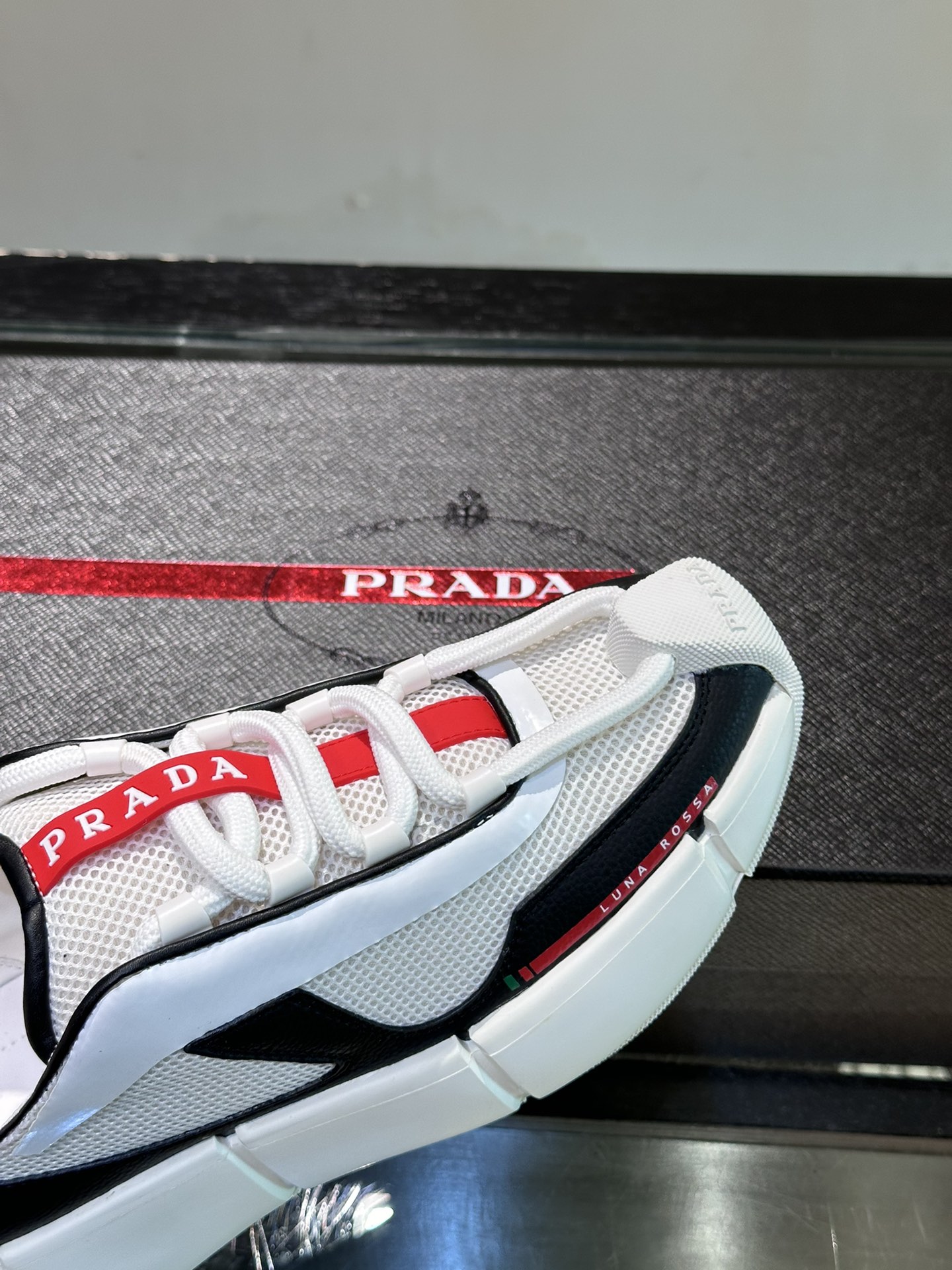 PRADA/普拉达男士新款厚底拼接运动鞋这款厚底运动鞋采用牛皮拼接织物网眼鞋面制成搭配加厚橡胶发泡中底拼