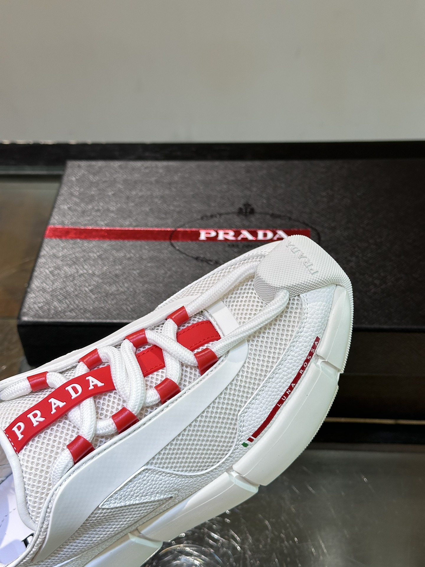 PRADA/普拉达男士新款厚底拼接运动鞋这款厚底运动鞋采用牛皮拼接织物网眼鞋面制成搭配加厚橡胶发泡中底拼