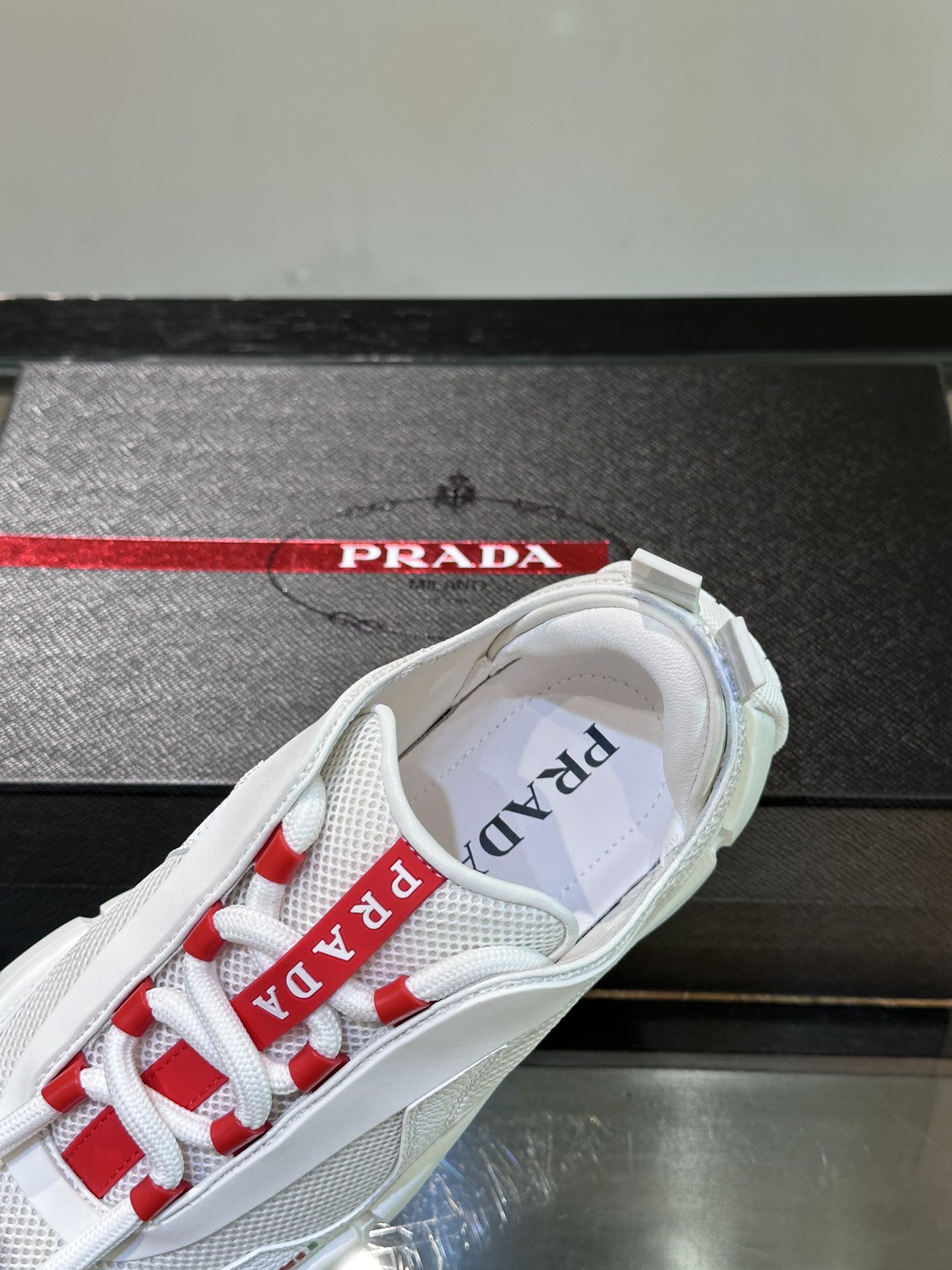 PRADA/普拉达男士新款厚底拼接运动鞋这款厚底运动鞋采用牛皮拼接织物网眼鞋面制成搭配加厚橡胶发泡中底拼