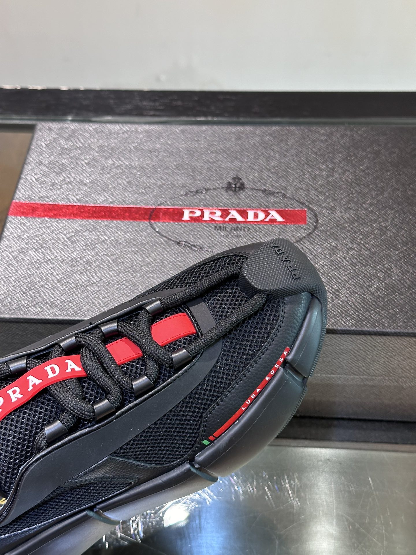 PRADA/普拉达男士新款厚底拼接运动鞋这款厚底运动鞋采用牛皮拼接织物网眼鞋面制成搭配加厚橡胶发泡中底拼