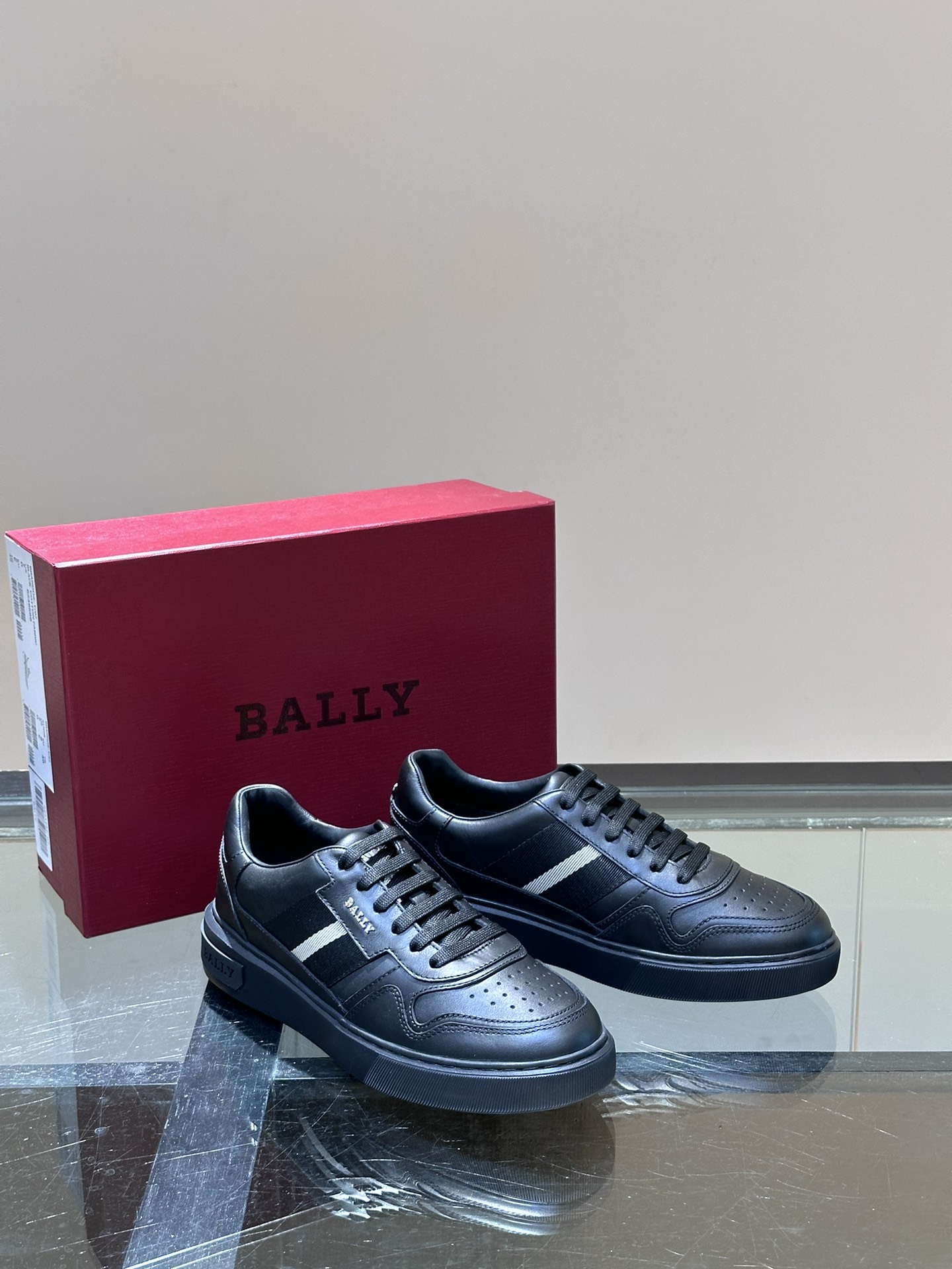 BALLY/巴利男士新款皮革休闲运动鞋这款运动鞋采用进口小牛皮制成搭配经典橡胶鞋底在永恒的设计中融入现代