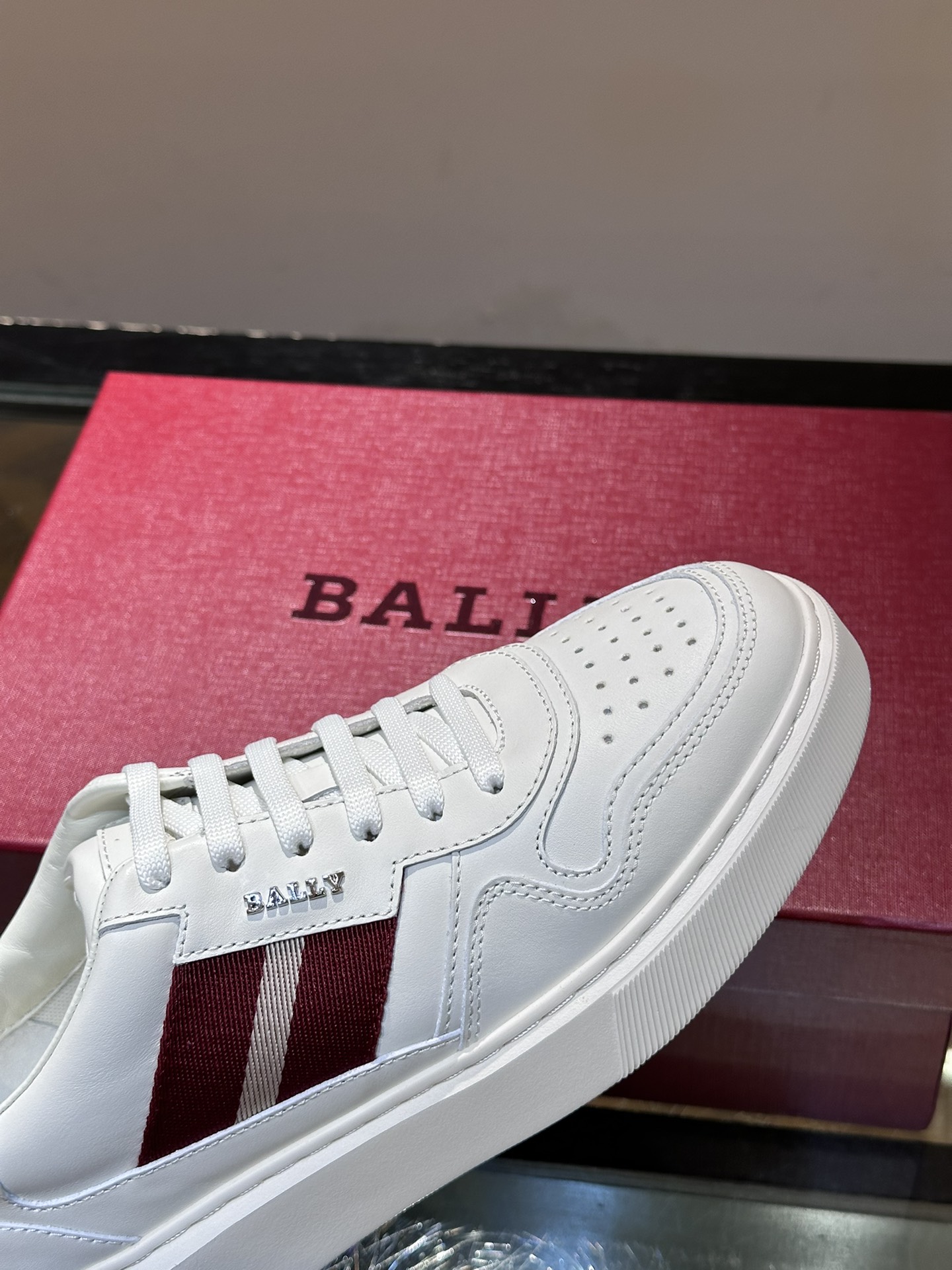 BALLY/巴利男士新款皮革休闲运动鞋这款运动鞋采用进口小牛皮制成搭配经典橡胶鞋底在永恒的设计中融入现代