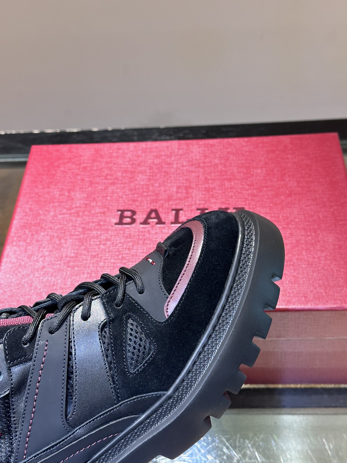 Bally/巴利新款男士厚底休闲皮革运动鞋男这款厚底运动鞋采用多材质打造几何立体风格鞋面由绒面牛皮革光滑