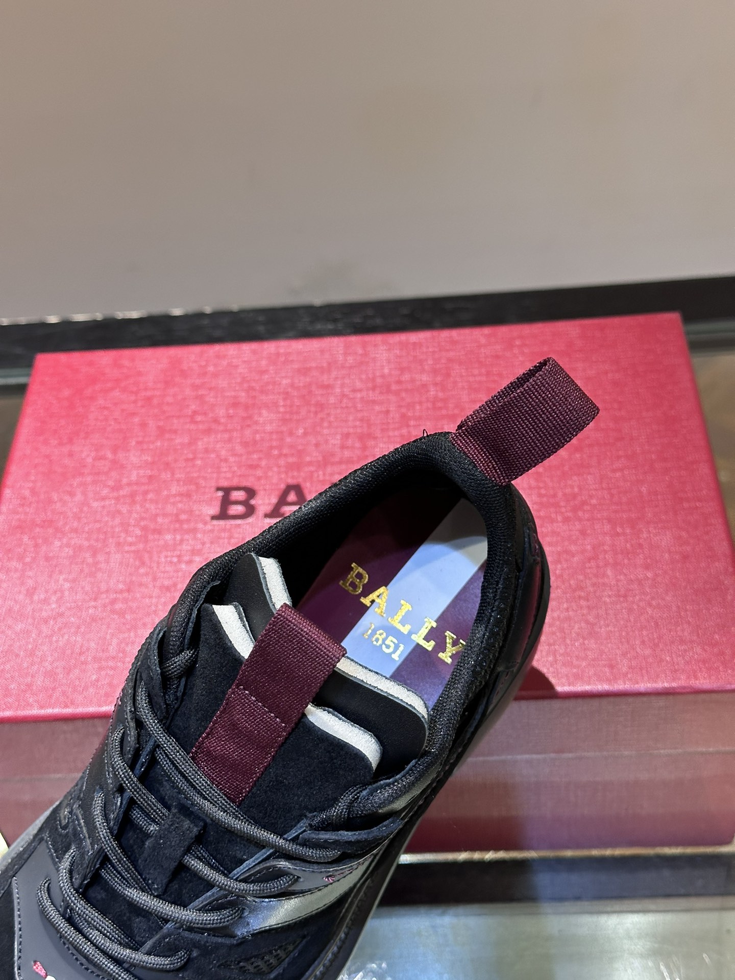 Bally/巴利新款男士厚底休闲皮革运动鞋男这款厚底运动鞋采用多材质打造几何立体风格鞋面由绒面牛皮革光滑