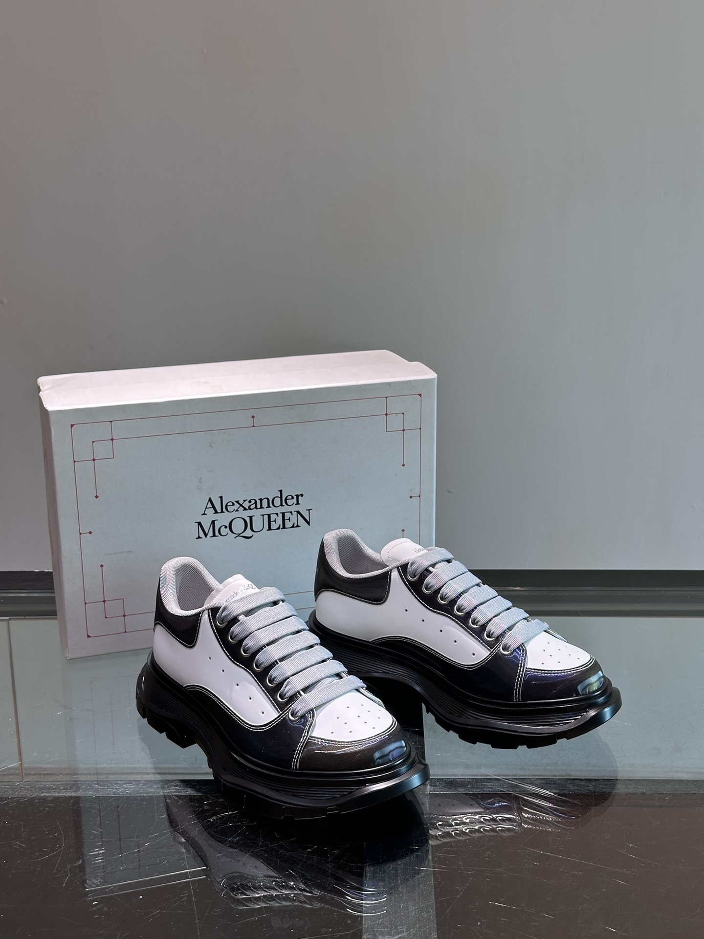 ALEXANDERMCQUEEN/亚历山大麦昆情侣款阔形厚底增高鞋经典百搭小白鞋圆头设计搭配宽扁鞋带鞋舌