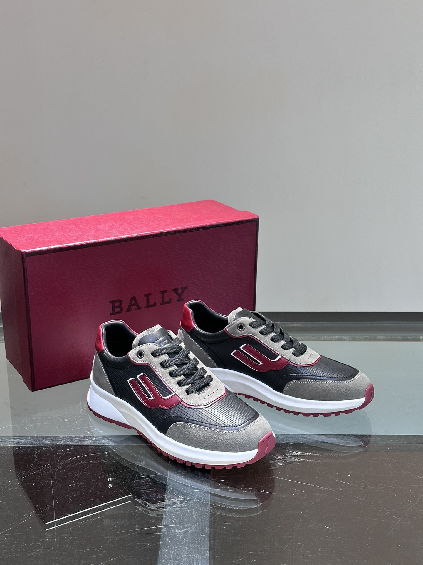 Bally/巴利新款男士拼接休闲运动鞋莞产猛货！采用多材质拼接鞋面翻毛皮和小牛皮嵌入搭配织物面料精制而成