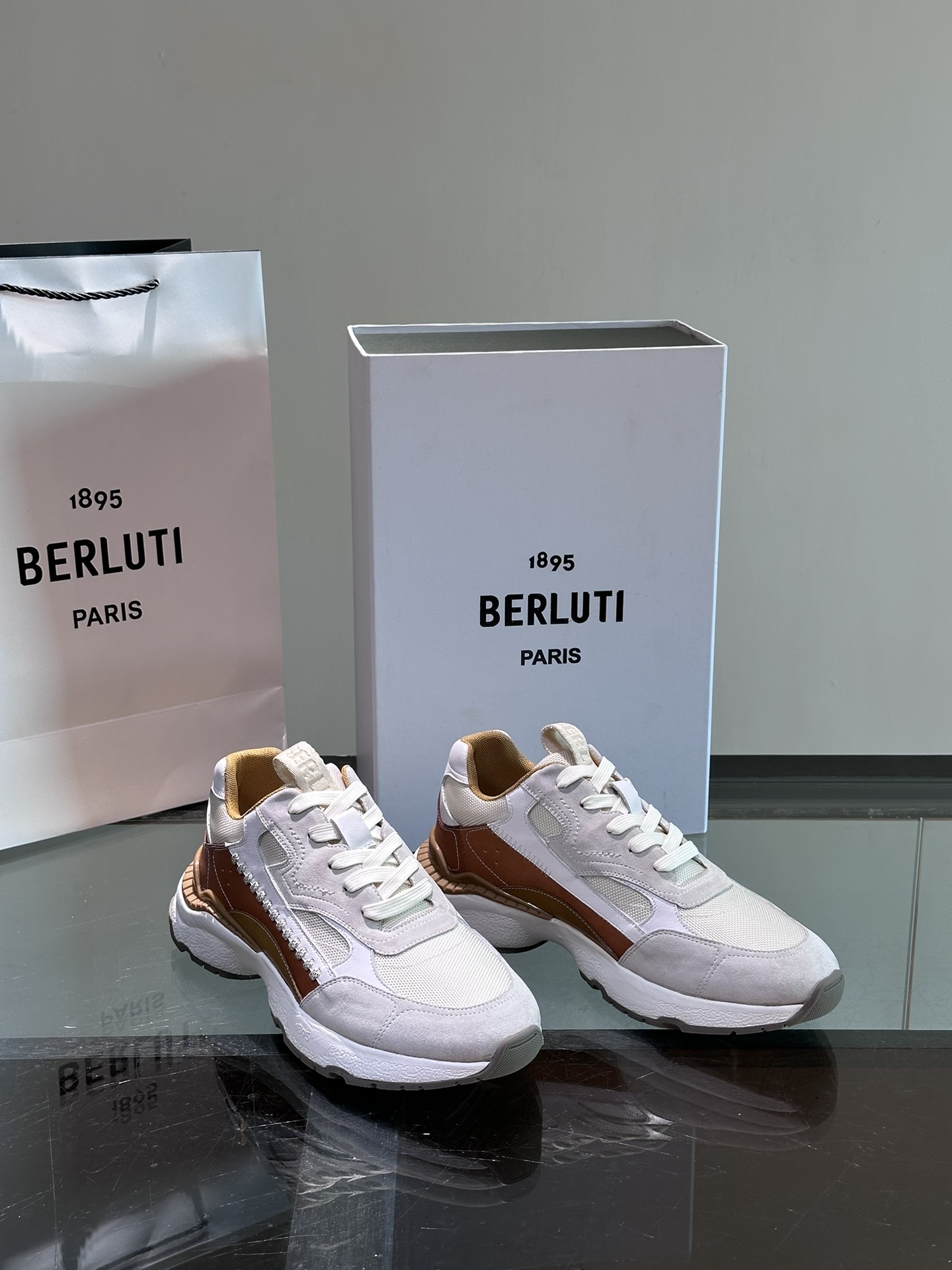 Berluti/布鲁提高端男士休闲运动鞋这款运动鞋采用多材质多色拼接融入多种牛皮革拼接客供织物面料制成侧