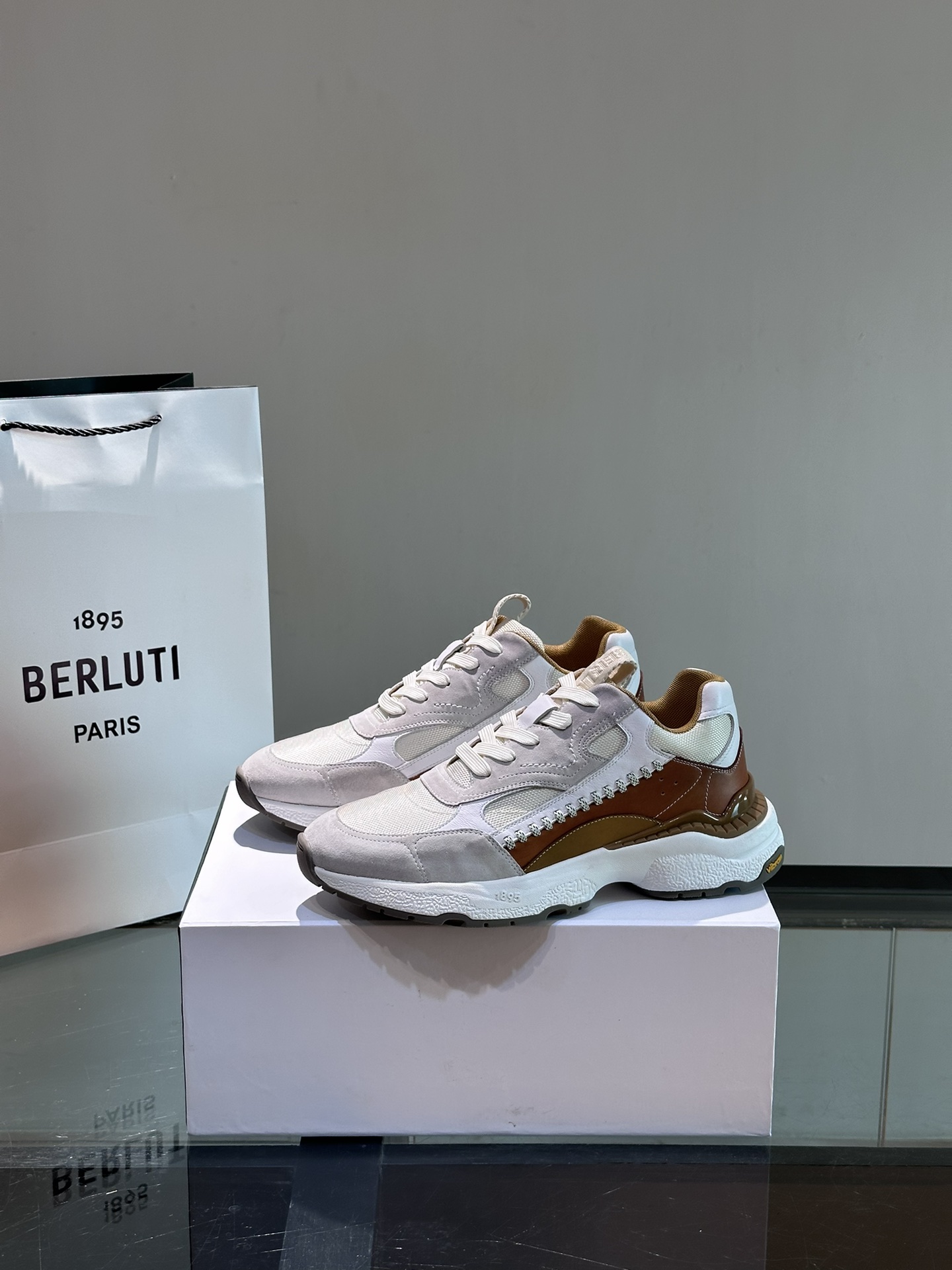 Berluti/布鲁提高端男士休闲运动鞋这款运动鞋采用多材质多色拼接融入多种牛皮革拼接客供织物面料制成侧