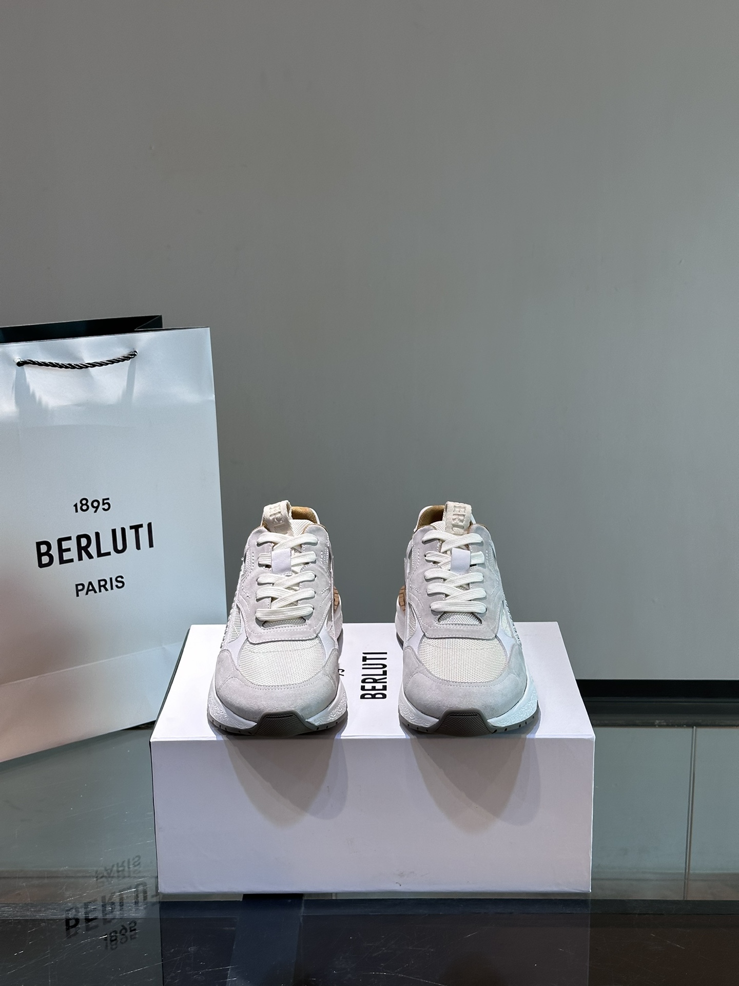 Berluti/布鲁提高端男士休闲运动鞋这款运动鞋采用多材质多色拼接融入多种牛皮革拼接客供织物面料制成侧