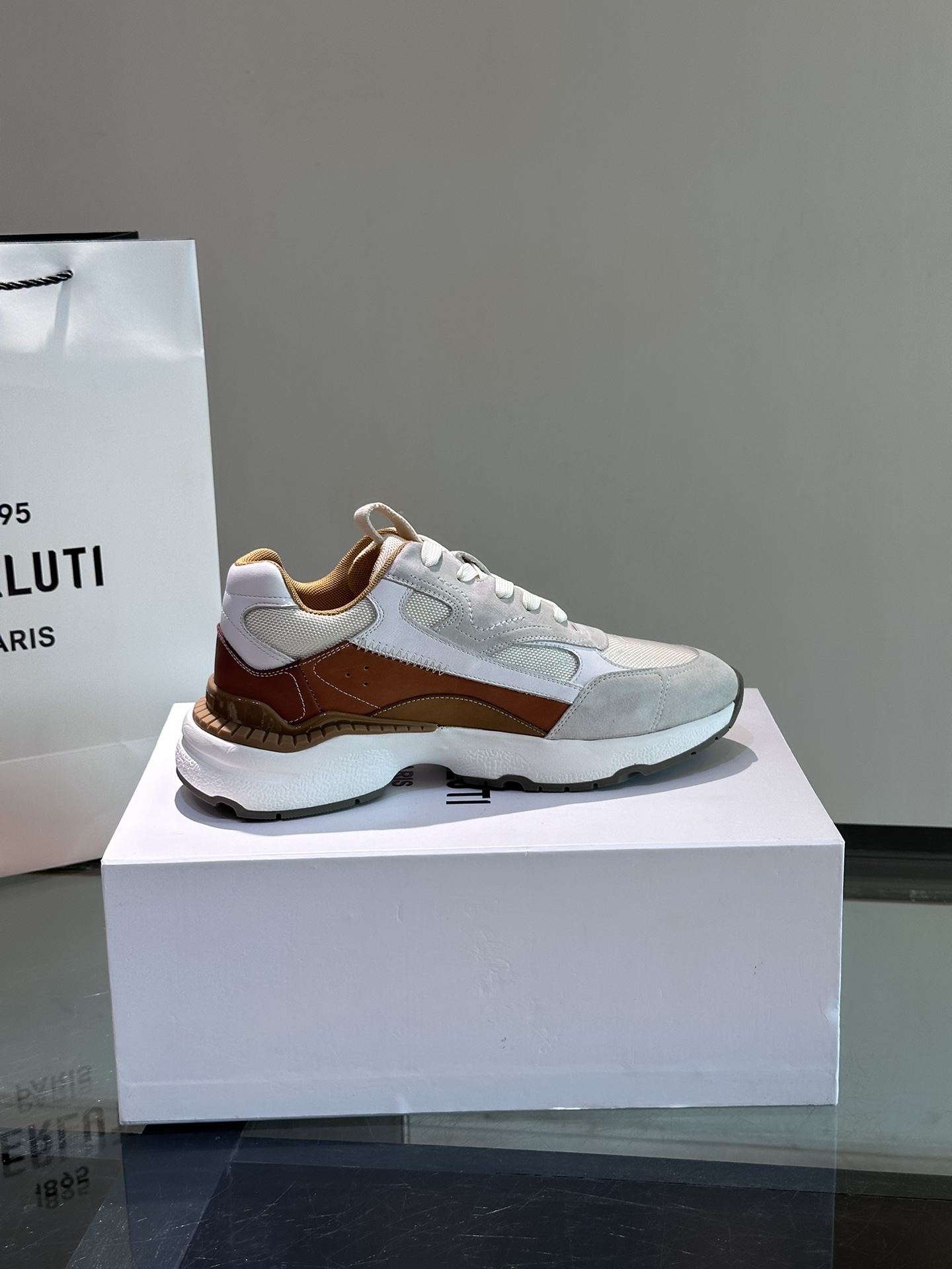 Berluti/布鲁提高端男士休闲运动鞋这款运动鞋采用多材质多色拼接融入多种牛皮革拼接客供织物面料制成侧