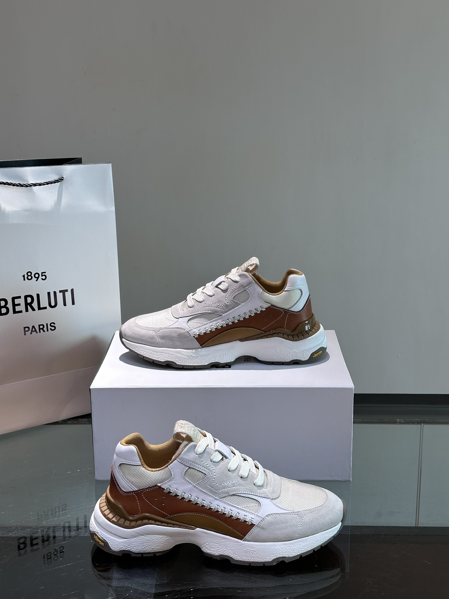 Berluti/布鲁提高端男士休闲运动鞋这款运动鞋采用多材质多色拼接融入多种牛皮革拼接客供织物面料制成侧