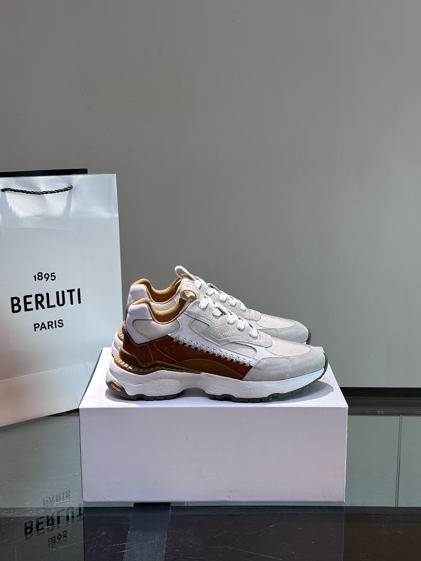 Berluti/布鲁提高端男士休闲运动鞋这款运动鞋采用多材质多色拼接融入多种牛皮革拼接客供织物面料制成侧