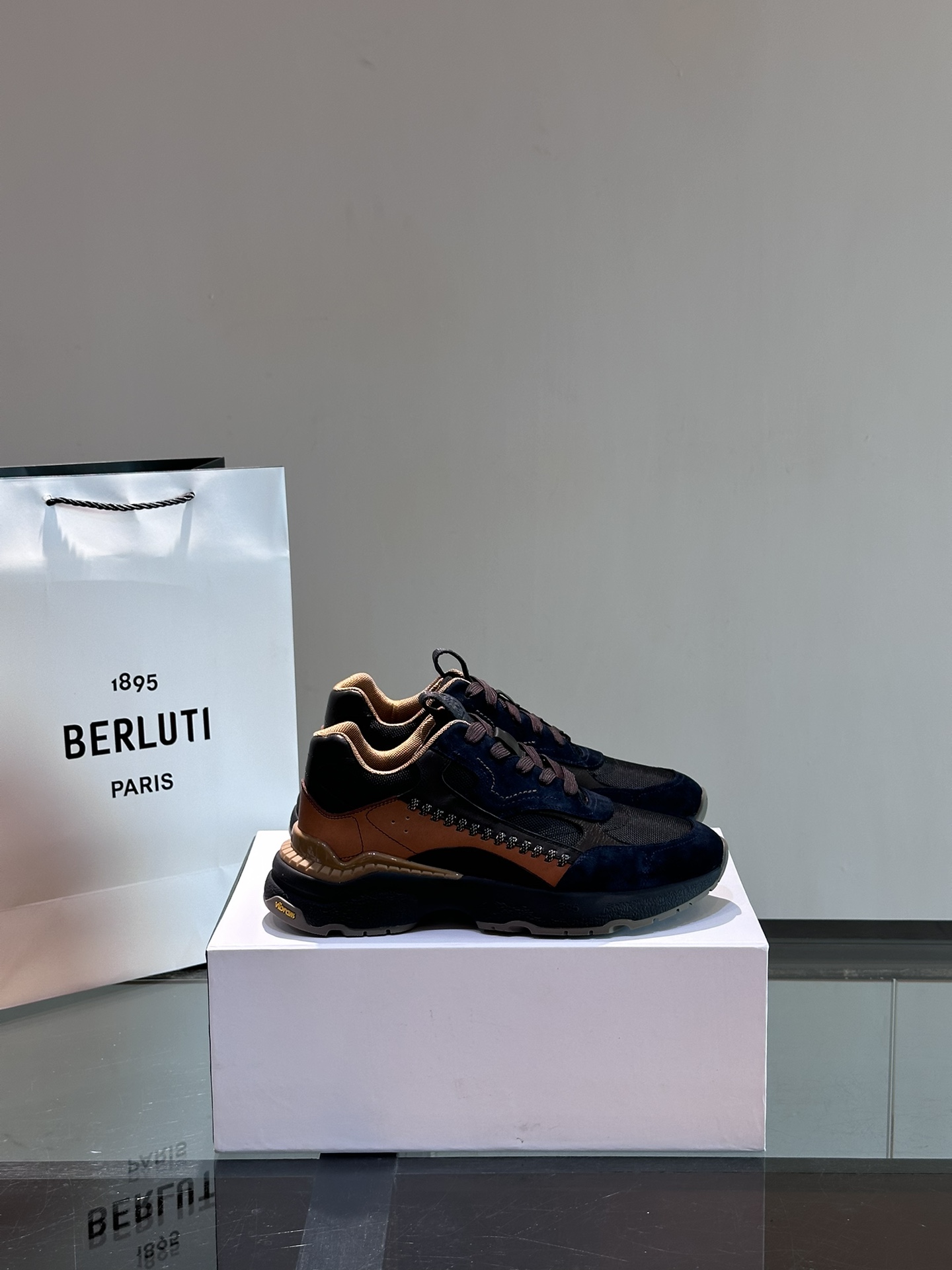 Berluti/布鲁提高端男士休闲运动鞋这款运动鞋采用多材质多色拼接融入多种牛皮革拼接客供织物面料制成侧