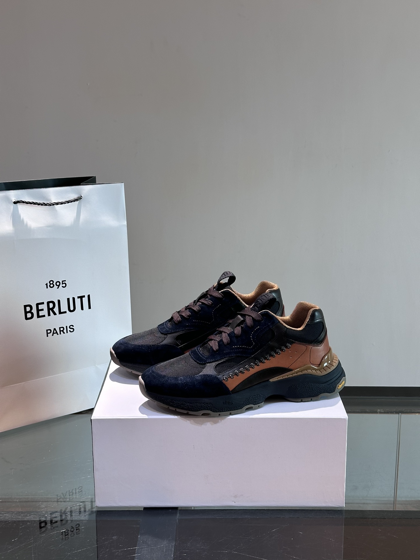 Berluti/布鲁提高端男士休闲运动鞋这款运动鞋采用多材质多色拼接融入多种牛皮革拼接客供织物面料制成侧