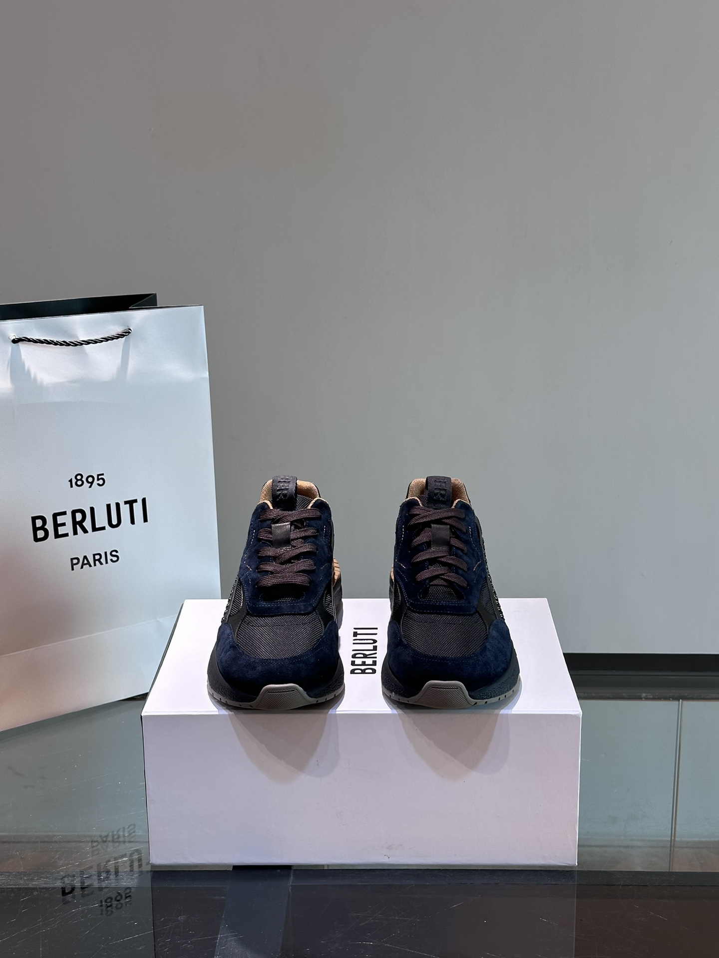 Berluti/布鲁提高端男士休闲运动鞋这款运动鞋采用多材质多色拼接融入多种牛皮革拼接客供织物面料制成侧