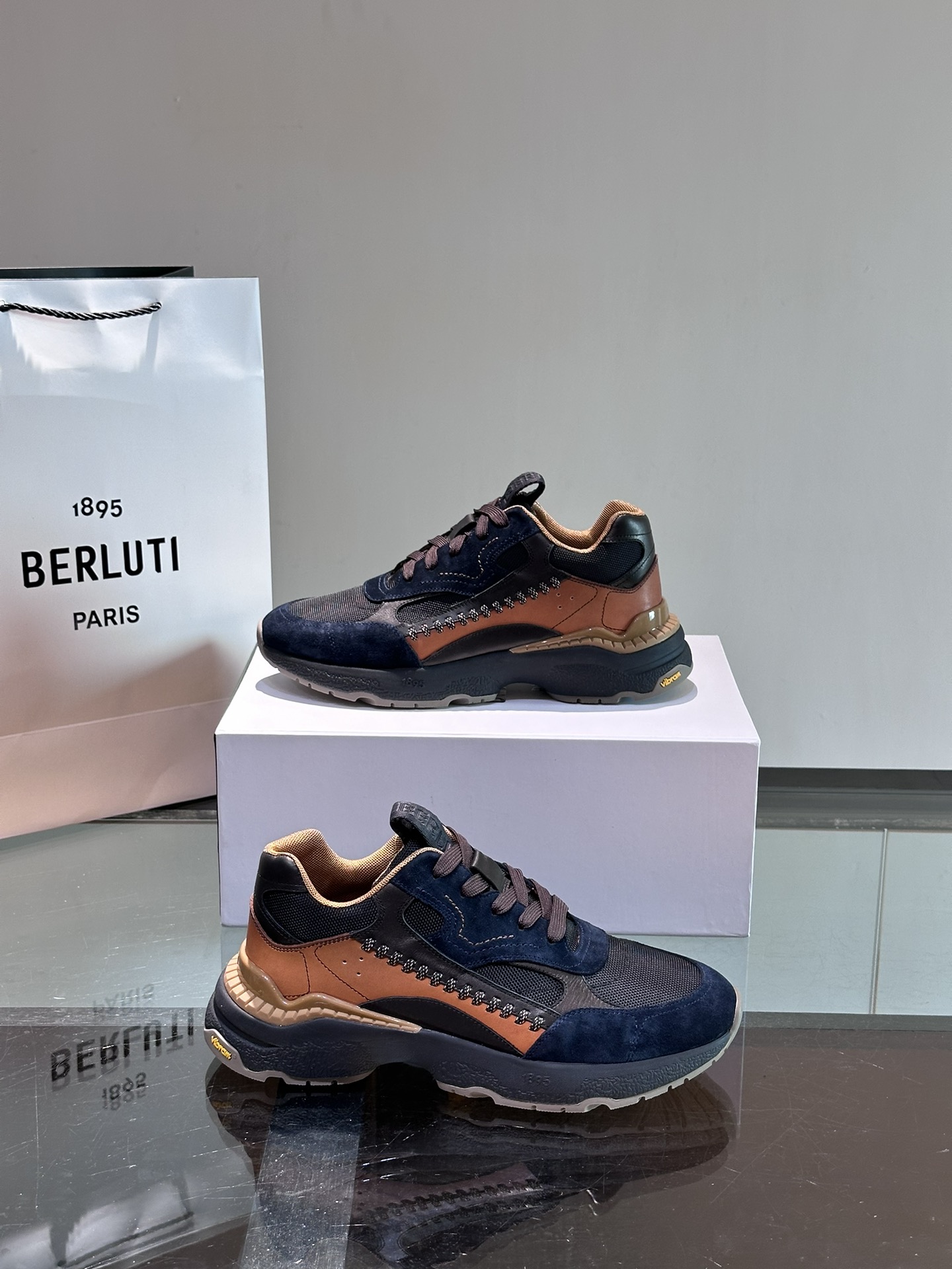 Berluti/布鲁提高端男士休闲运动鞋这款运动鞋采用多材质多色拼接融入多种牛皮革拼接客供织物面料制成侧