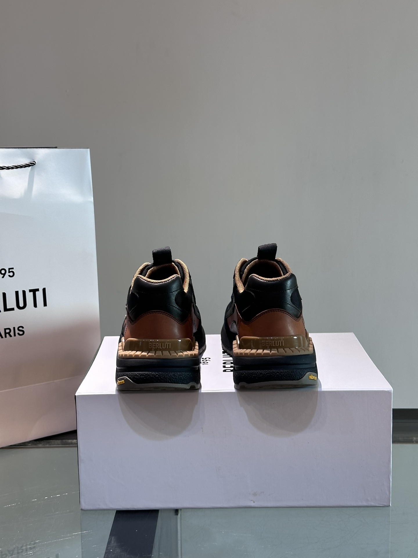 Berluti/布鲁提高端男士休闲运动鞋这款运动鞋采用多材质多色拼接融入多种牛皮革拼接客供织物面料制成侧