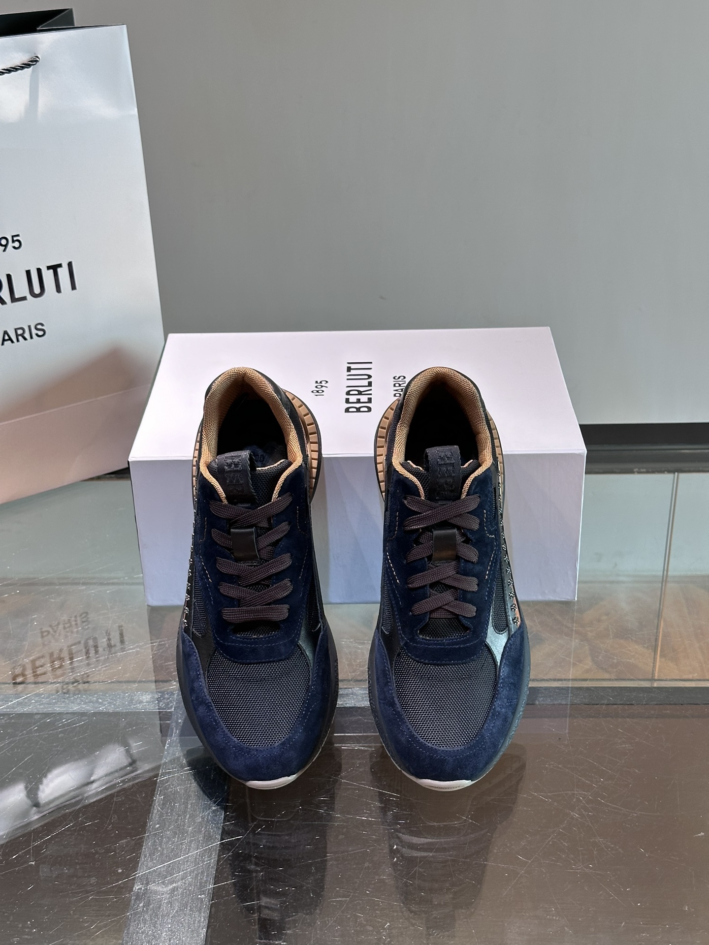 Berluti/布鲁提高端男士休闲运动鞋这款运动鞋采用多材质多色拼接融入多种牛皮革拼接客供织物面料制成侧