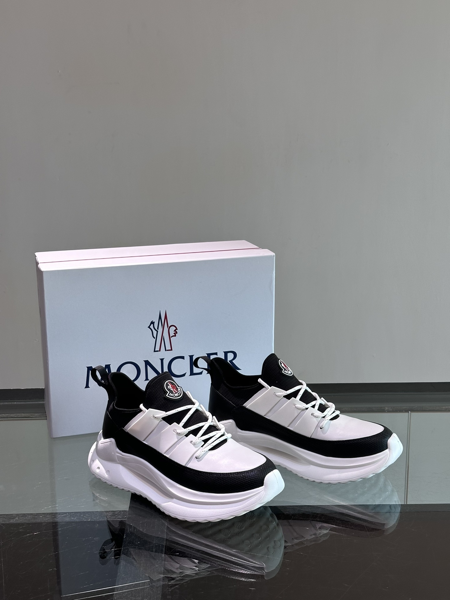 Moncler/蒙口男士系带休闲运动鞋具有舒适防滑性能采用一体成型进口飞织科技面料制成兼备创新功能性与图