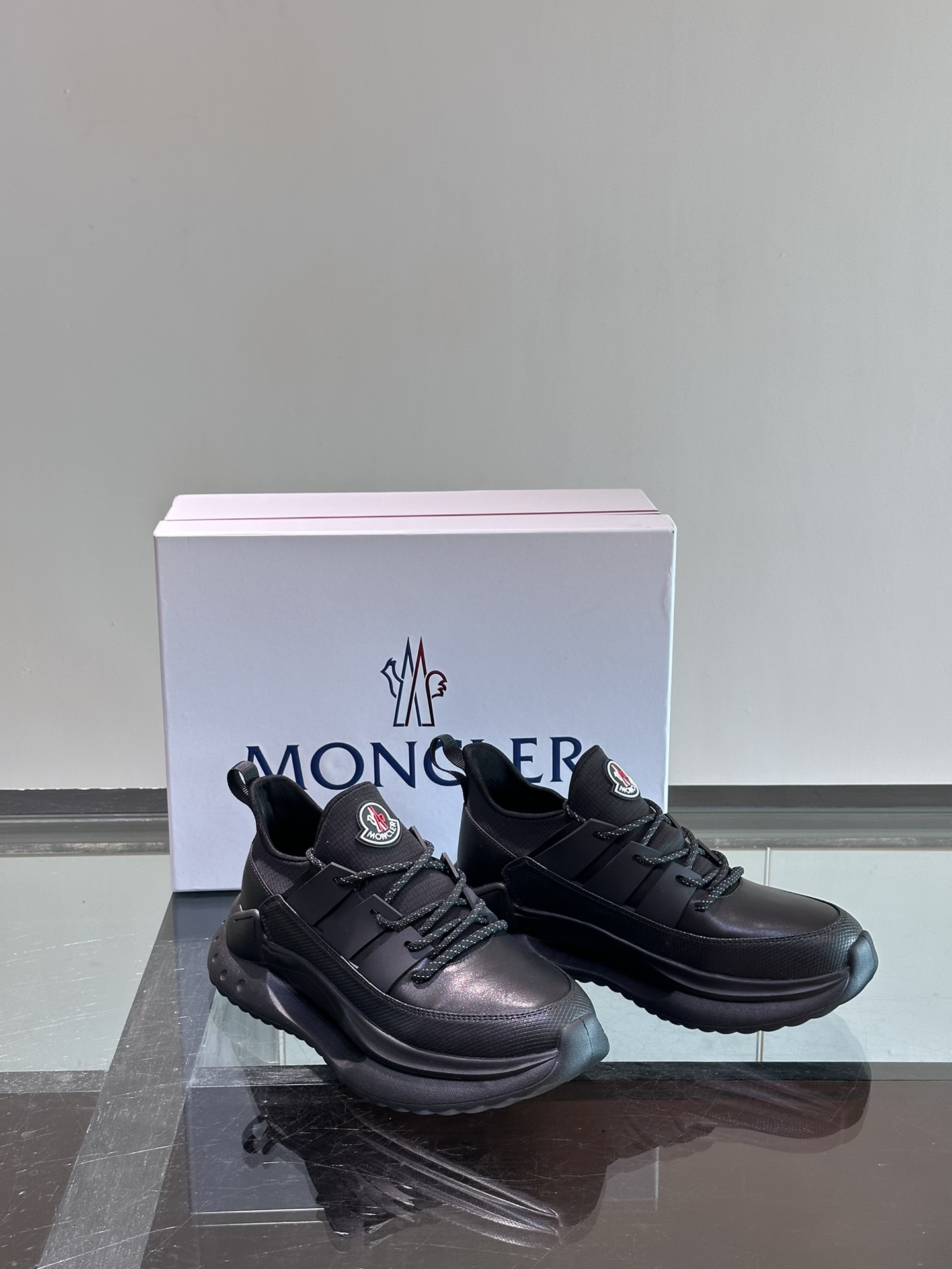 Moncler/蒙口男士系带休闲运动鞋具有舒适防滑性能采用一体成型进口飞织科技面料制成兼备创新功能性与图