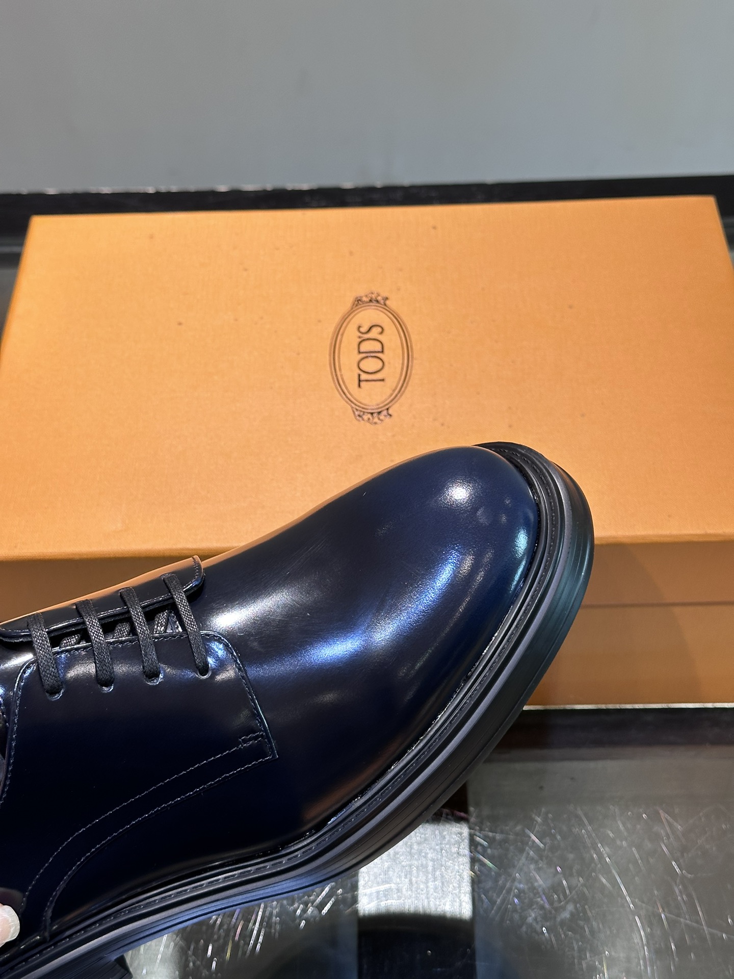 TODS/托德斯男士正装皮革德比鞋本款系带鞋以进口牛皮制成系带设计简约经典款式侧面饰以Tods字母商标印