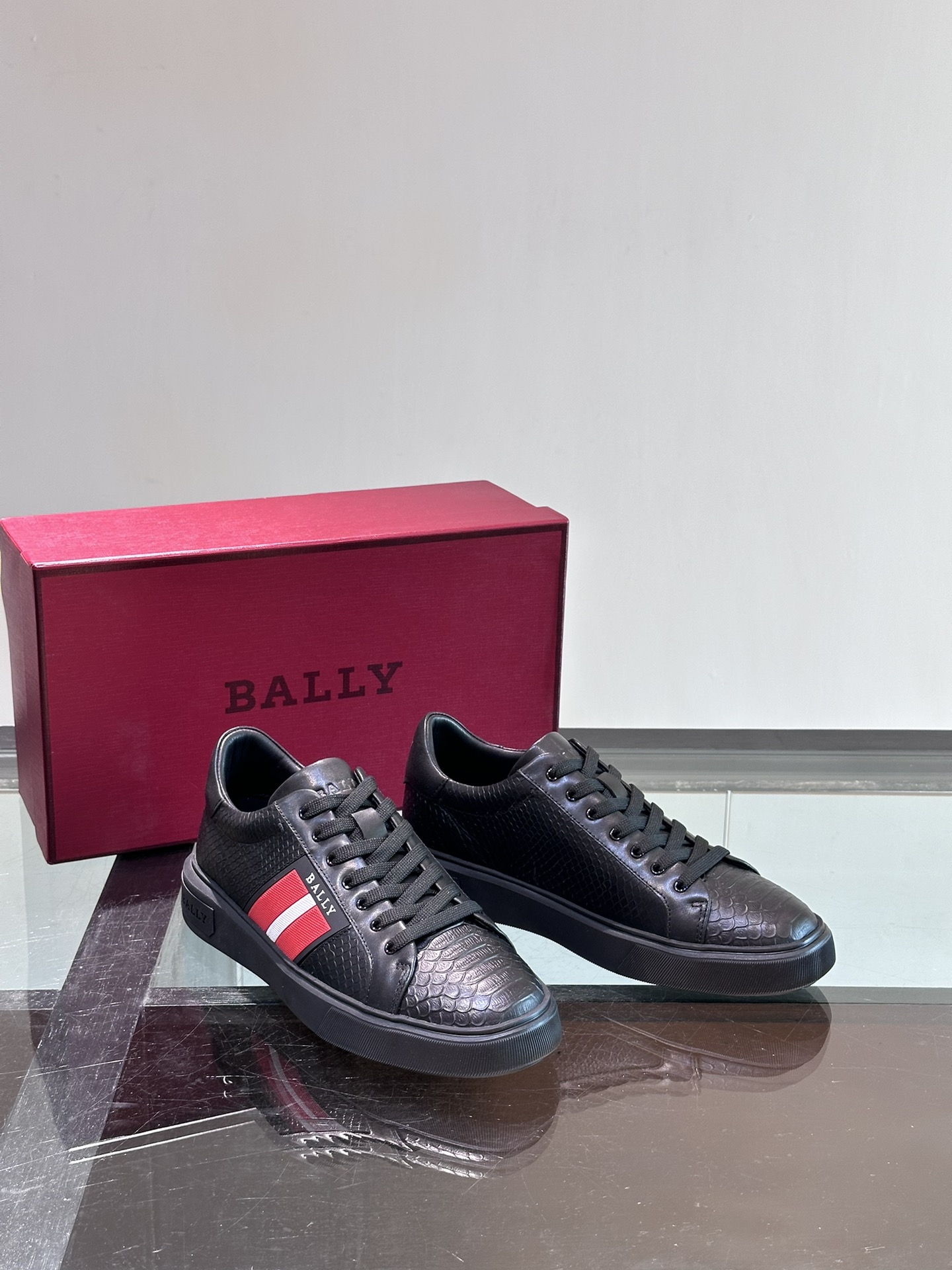 Bally/巴利低帮休闲鞋采用小牛皮鞋面进口牛皮内里皮质质感细腻光滑有光泽侧面饰有专用品牌黑白织带BAL