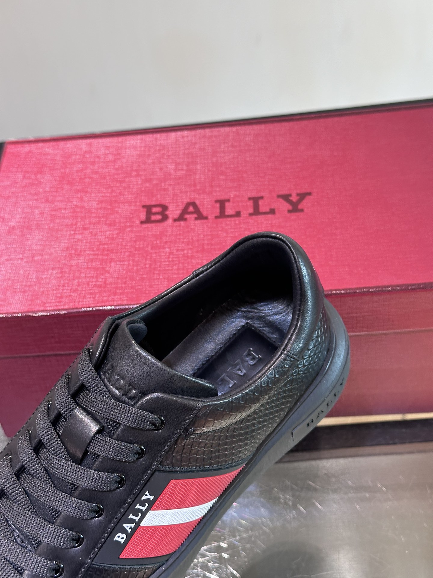 Bally/巴利低帮休闲鞋采用小牛皮鞋面进口牛皮内里皮质质感细腻光滑有光泽侧面饰有专用品牌黑白织带BAL