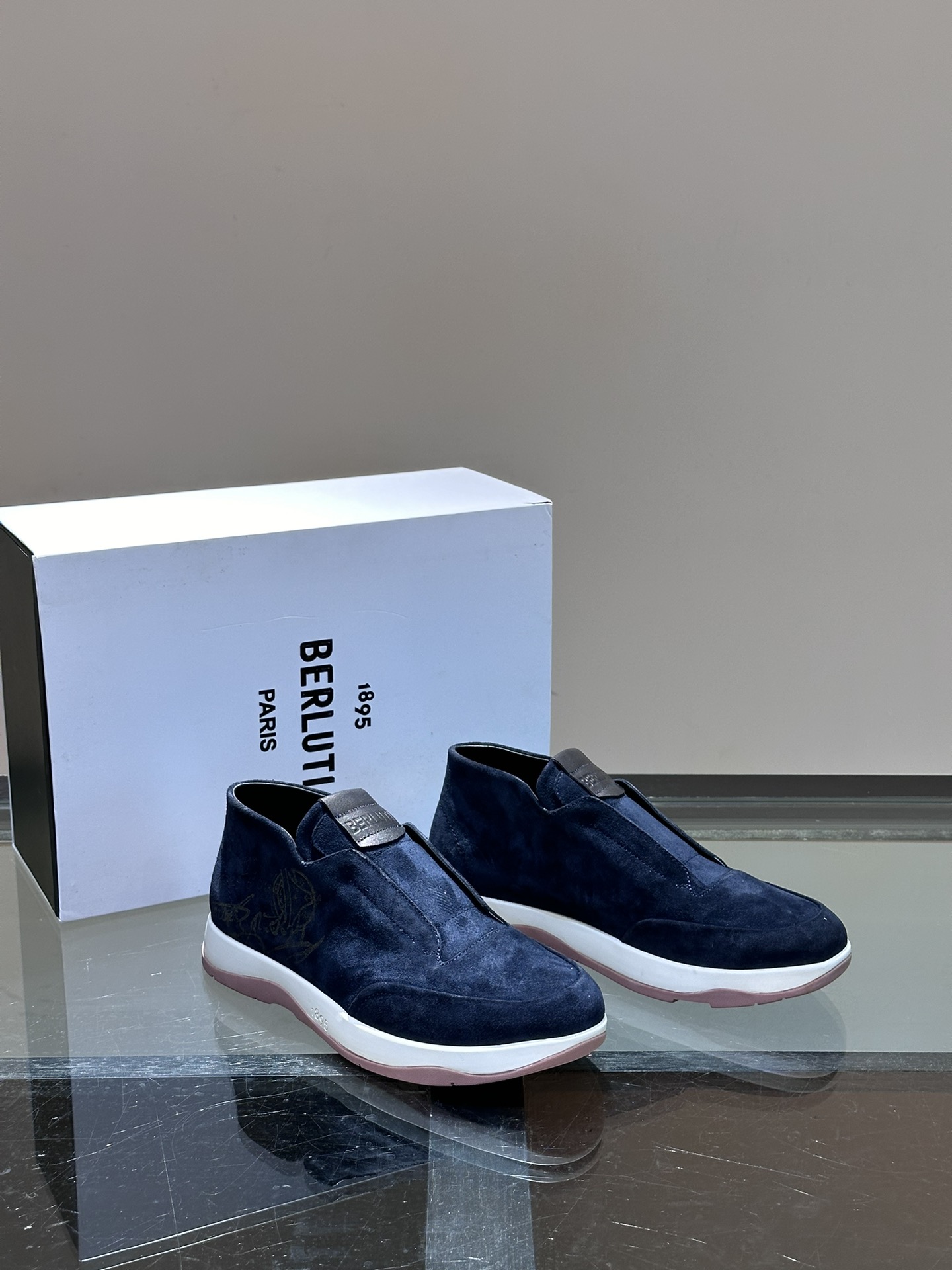 Berluti/布鲁提 👟休闲鞋搭配灵感
 ，简约轮廓贴合足部自然曲线，橡胶外底结合小牛皮衬里，诠释舒适百搭格调。鞋面饰以手工缝线，内敛中不乏精致细节。小牛皮鞋面拼温润色调融入绒面翻毛皮，渲染复古摩登感。
P440、sizs：39-44（38-45定做）