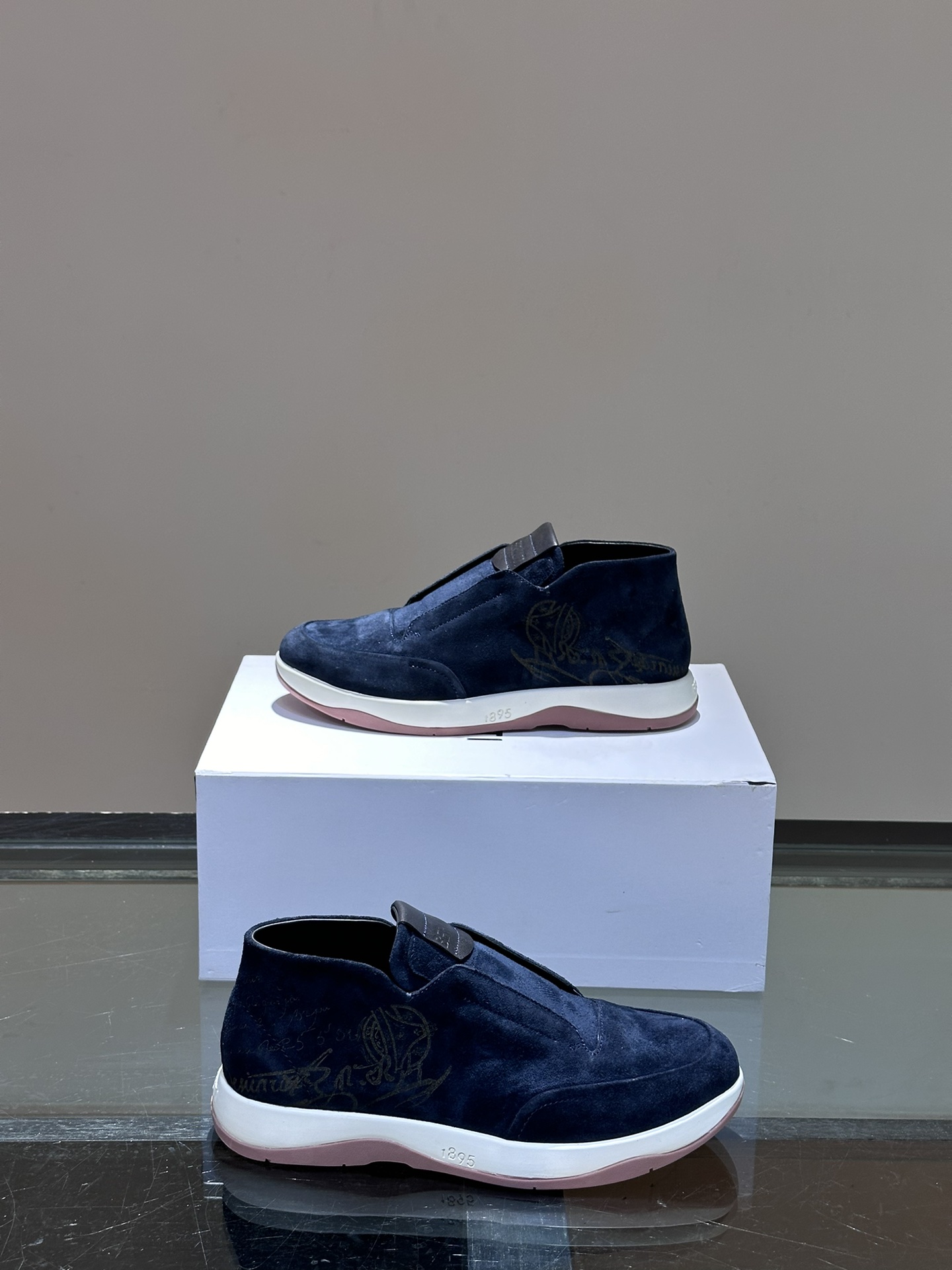 Berluti/布鲁提 👟休闲鞋搭配灵感
 ，简约轮廓贴合足部自然曲线，橡胶外底结合小牛皮衬里，诠释舒适百搭格调。鞋面饰以手工缝线，内敛中不乏精致细节。小牛皮鞋面拼温润色调融入绒面翻毛皮，渲染复古摩登感。
P440、sizs：39-44（38-45定做）
