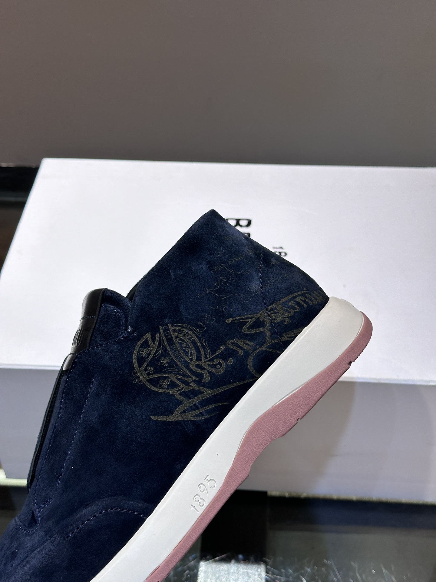 Berluti/布鲁提 👟休闲鞋搭配灵感
 ，简约轮廓贴合足部自然曲线，橡胶外底结合小牛皮衬里，诠释舒适百搭格调。鞋面饰以手工缝线，内敛中不乏精致细节。小牛皮鞋面拼温润色调融入绒面翻毛皮，渲染复古摩登感。
P440、sizs：39-44（38-45定做）
