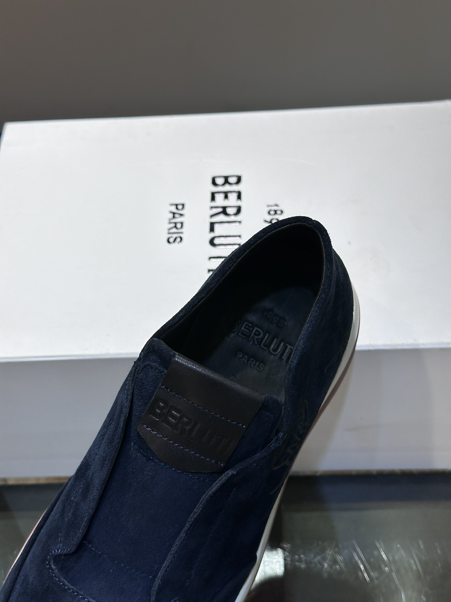 Berluti/布鲁提 👟休闲鞋搭配灵感
 ，简约轮廓贴合足部自然曲线，橡胶外底结合小牛皮衬里，诠释舒适百搭格调。鞋面饰以手工缝线，内敛中不乏精致细节。小牛皮鞋面拼温润色调融入绒面翻毛皮，渲染复古摩登感。
P440、sizs：39-44（38-45定做）
