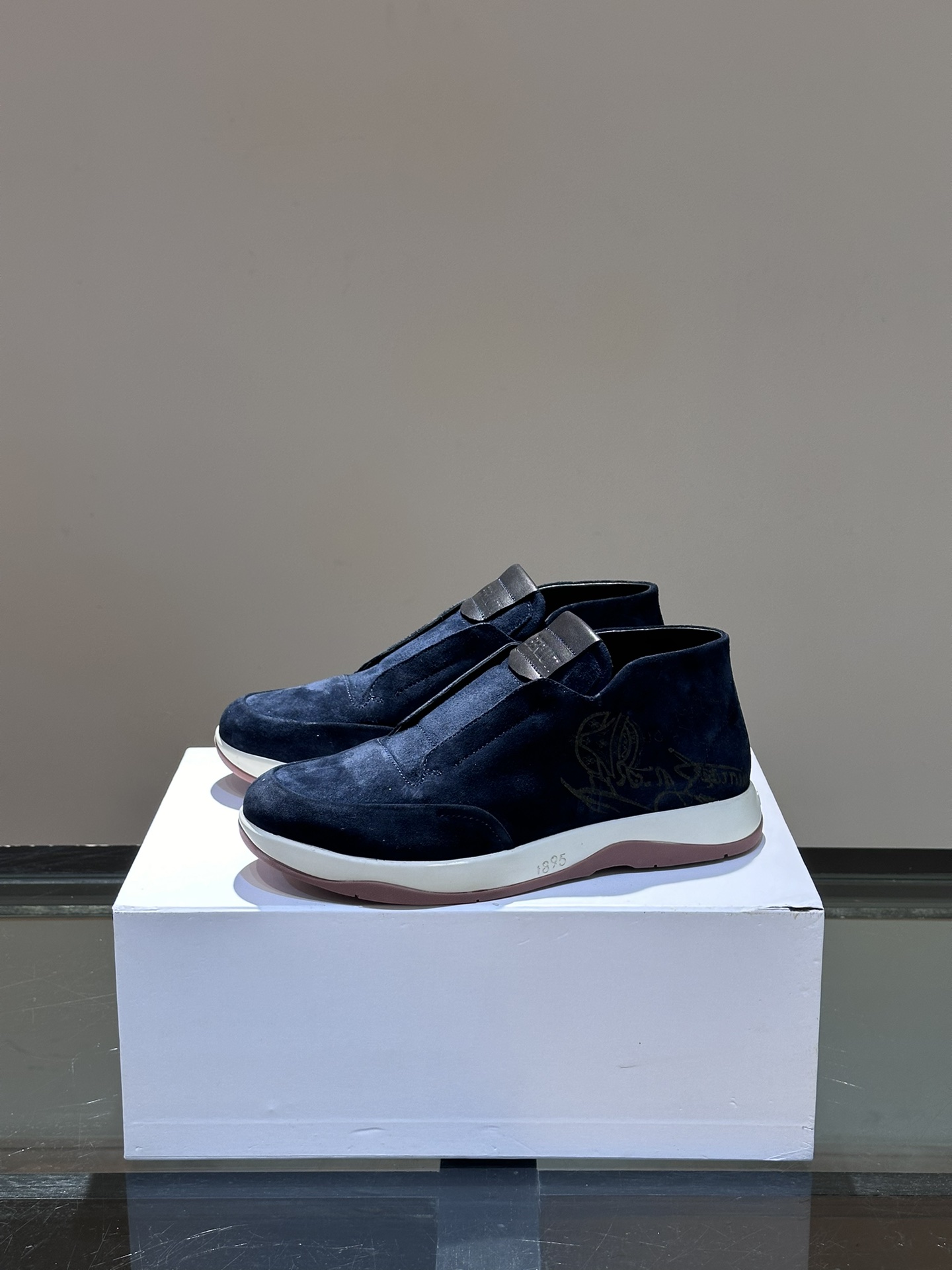 Berluti/布鲁提 👟休闲鞋搭配灵感
 ，简约轮廓贴合足部自然曲线，橡胶外底结合小牛皮衬里，诠释舒适百搭格调。鞋面饰以手工缝线，内敛中不乏精致细节。小牛皮鞋面拼温润色调融入绒面翻毛皮，渲染复古摩登感。
P440、sizs：39-44（38-45定做）