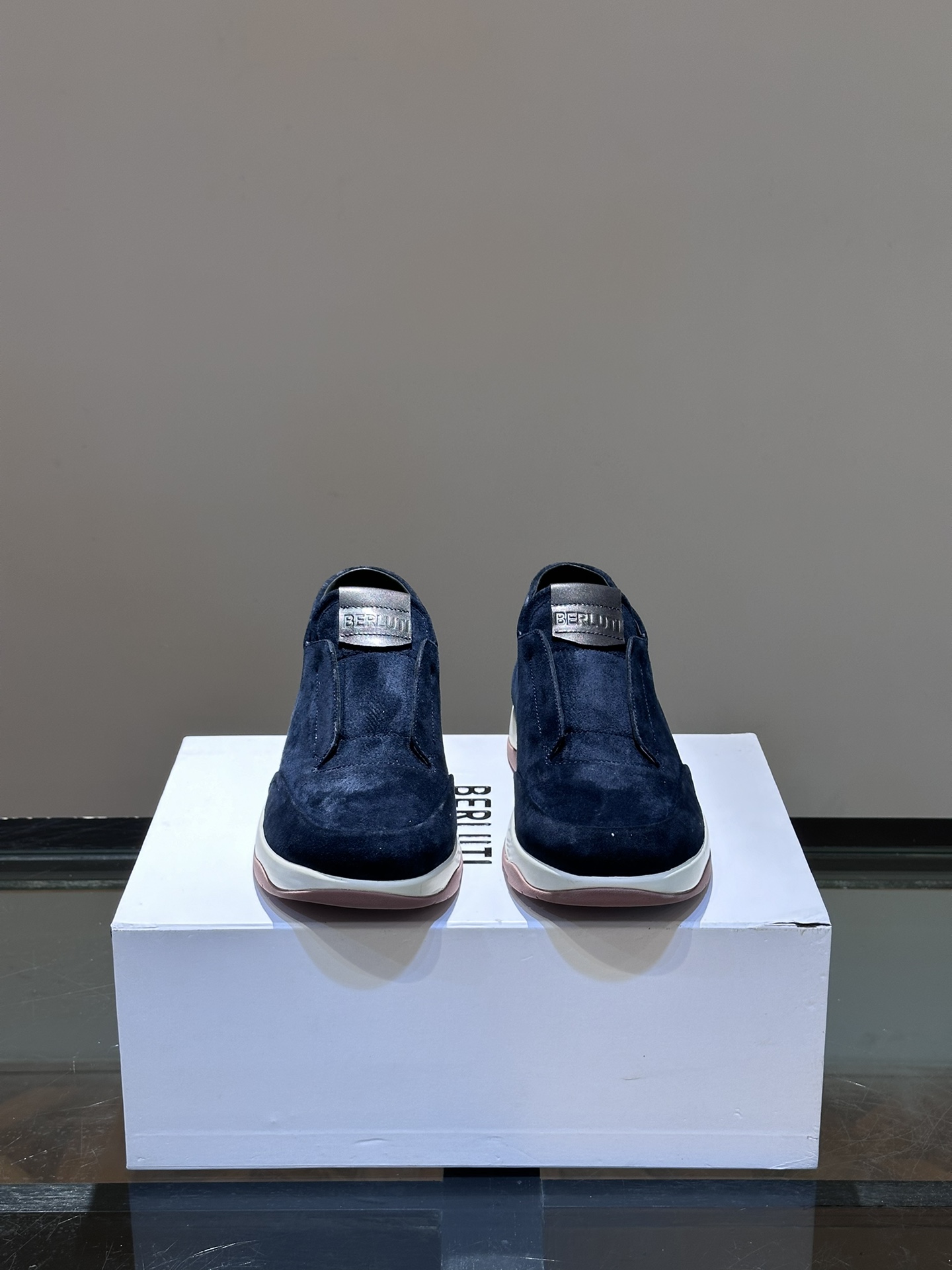 Berluti/布鲁提 👟休闲鞋搭配灵感
 ，简约轮廓贴合足部自然曲线，橡胶外底结合小牛皮衬里，诠释舒适百搭格调。鞋面饰以手工缝线，内敛中不乏精致细节。小牛皮鞋面拼温润色调融入绒面翻毛皮，渲染复古摩登感。
P440、sizs：39-44（38-45定做）