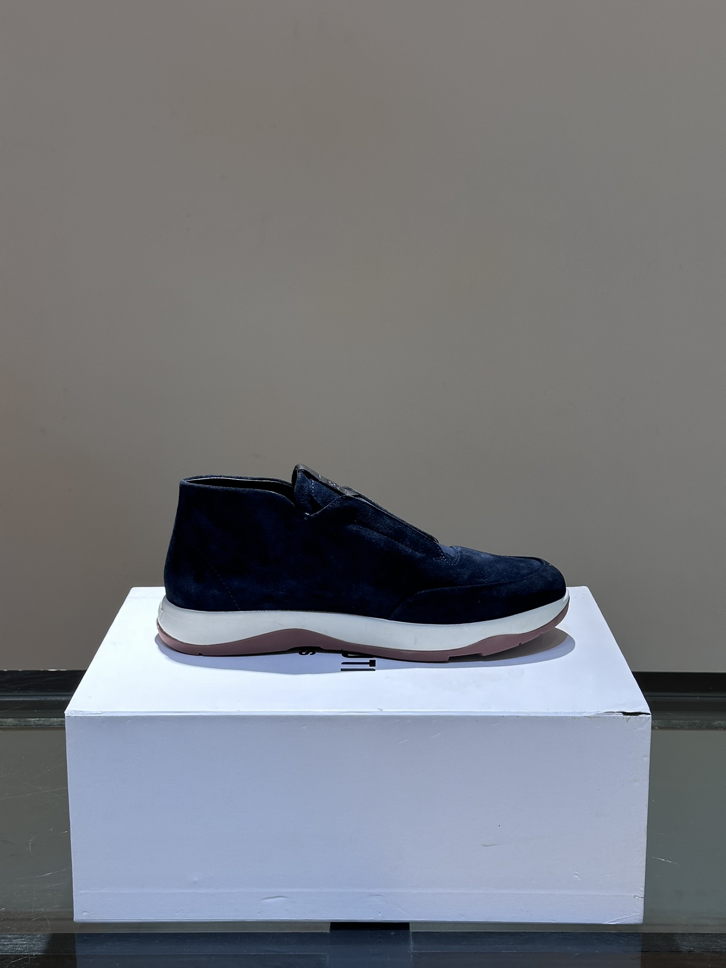 Berluti/布鲁提 👟休闲鞋搭配灵感
 ，简约轮廓贴合足部自然曲线，橡胶外底结合小牛皮衬里，诠释舒适百搭格调。鞋面饰以手工缝线，内敛中不乏精致细节。小牛皮鞋面拼温润色调融入绒面翻毛皮，渲染复古摩登感。
P440、sizs：39-44（38-45定做）