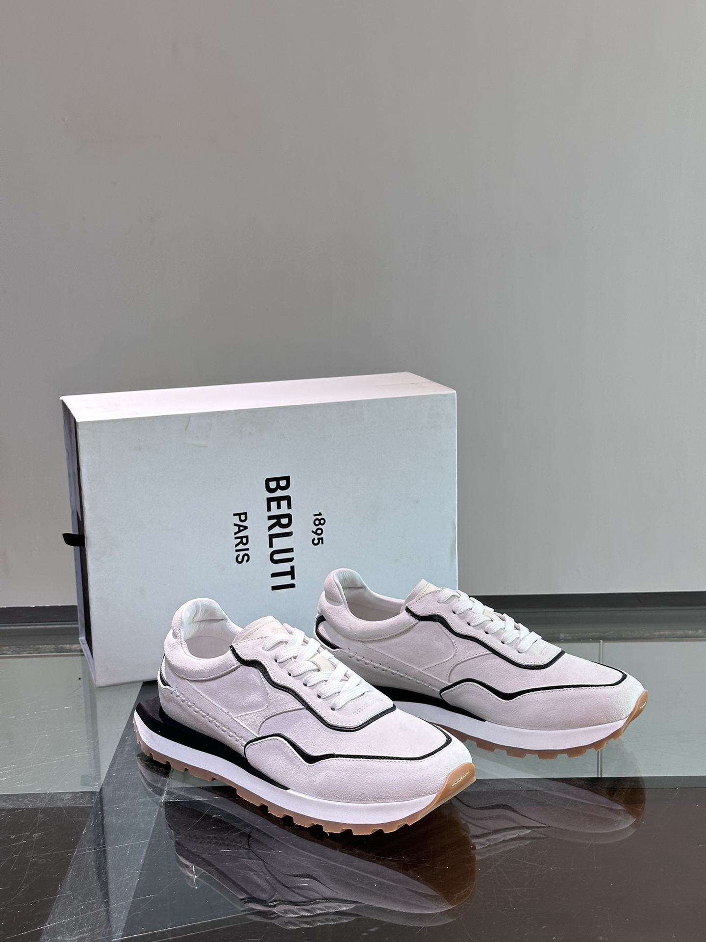 Berluti/布鲁提低帮休闲运动鞋这款百搭的低帮运动鞋鞋面采用进口牛皮打造后跟真皮包裹内里垫脚进口小牛