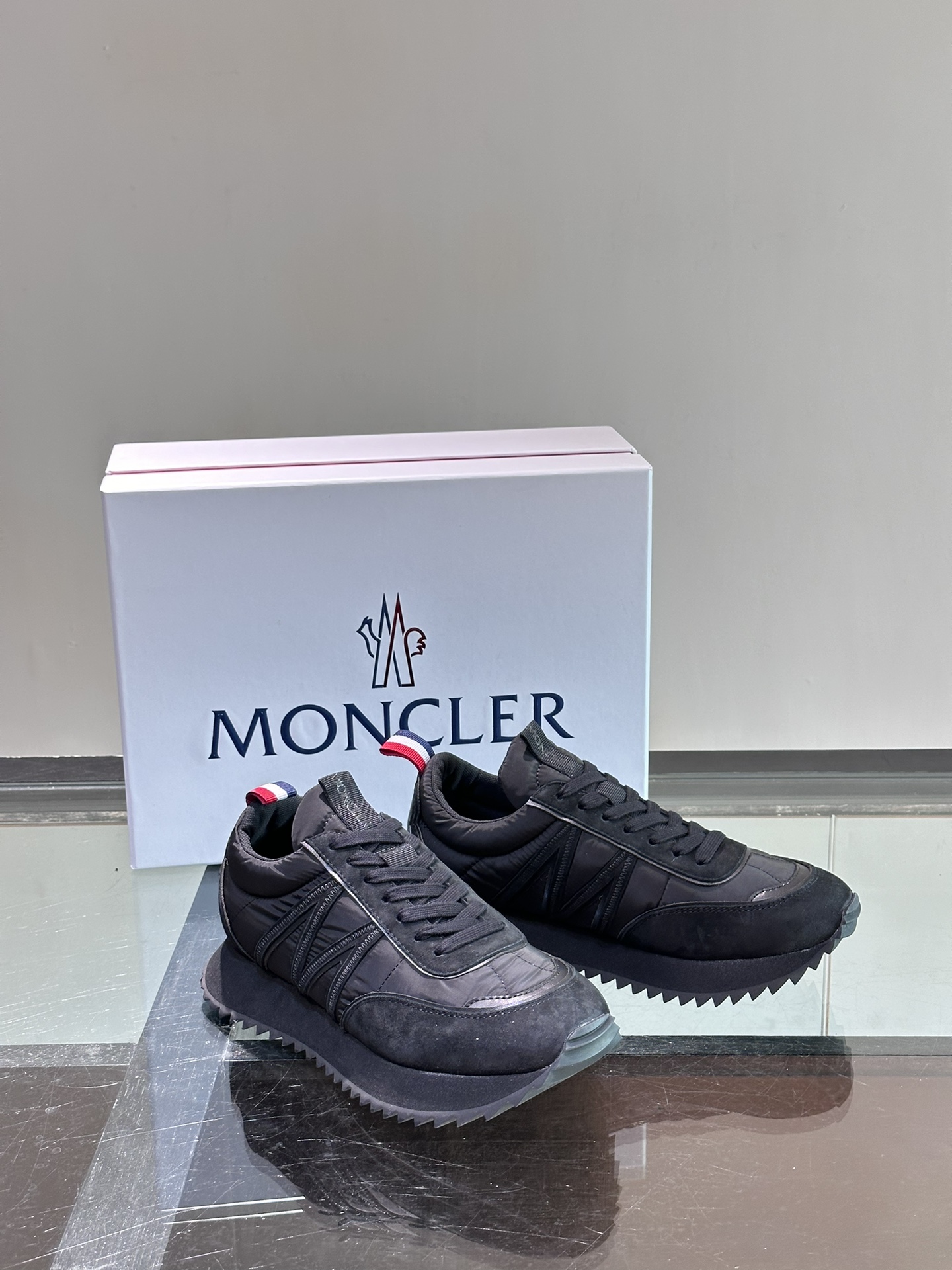 蒙口/Moncler新款男士低帮运动鞋专为户外跑步或都市漫步而设经典系列高性能VibramMegagri