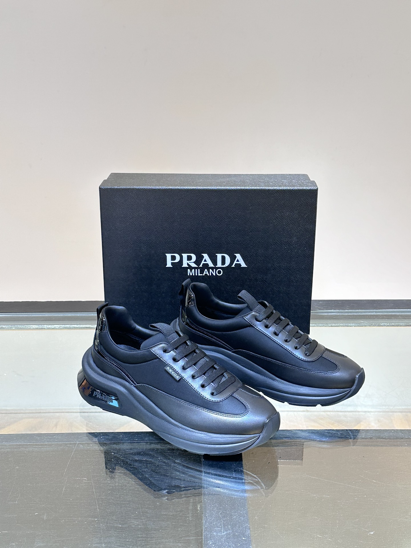 Prada/普拉达Systeme亮面皮革运动鞋结合Bike织物和小牛皮革元素拼接经典男士运动休闲鞋这Bi