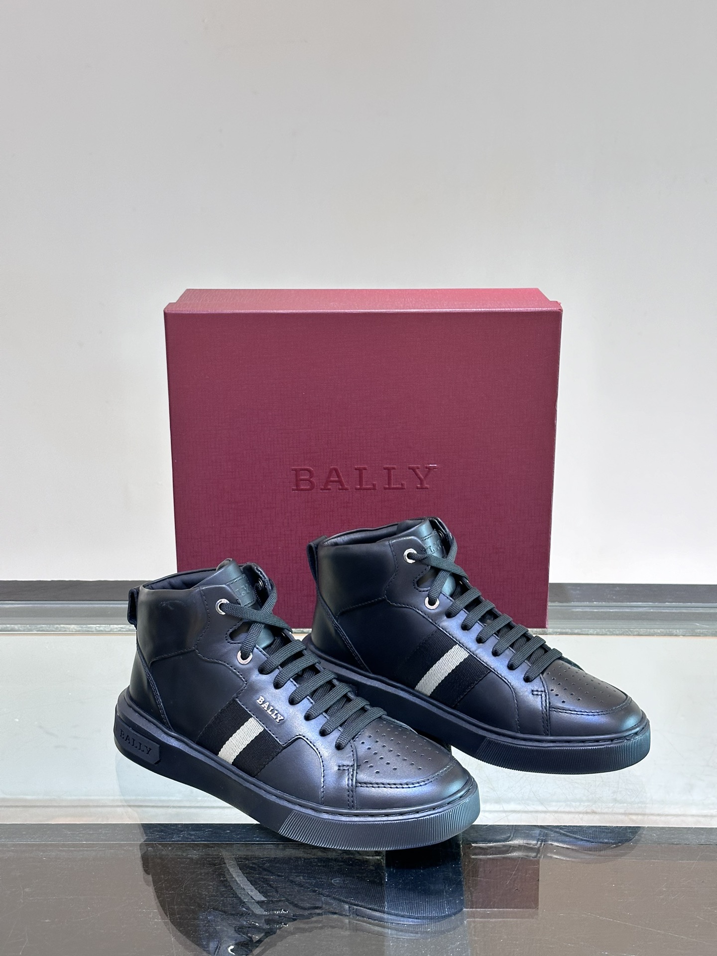 Bally/巴利Myles系列新款秋冬高帮皮革运动鞋原厂纳帕小牛皮面鞋头冲孔细节B家经典撞色织带装饰侧面