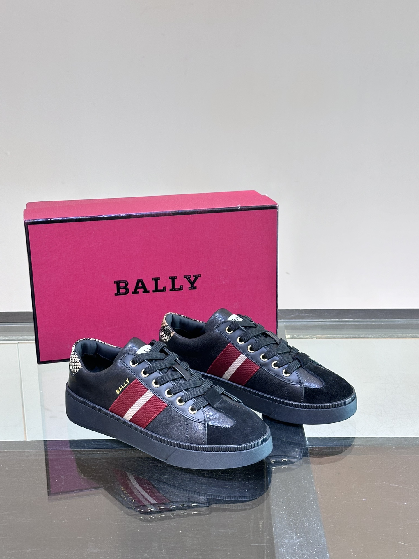 Bally/巴利新款男士休闲运动鞋采用小牛皮鞋面皮质质感细腻光滑有光泽内里是小牛皮可活动牛皮鞋垫后跟撞色