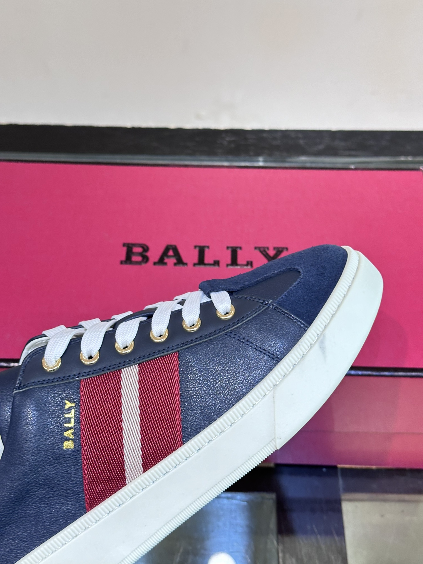 Bally/巴利新款男士休闲运动鞋采用小牛皮鞋面皮质质感细腻光滑有光泽内里是小牛皮可活动牛皮鞋垫后跟撞色