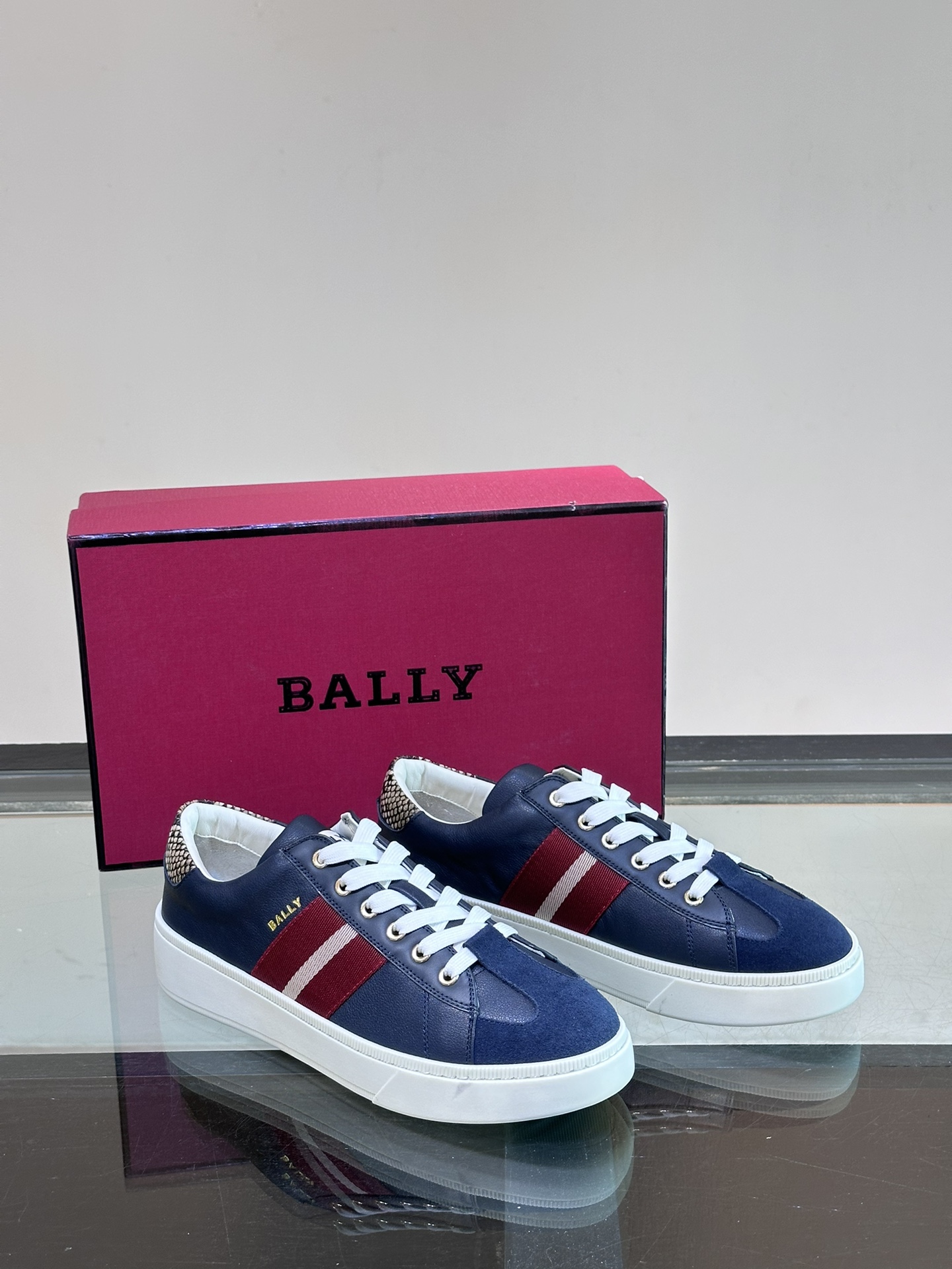 Bally/巴利新款男士休闲运动鞋采用小牛皮鞋面皮质质感细腻光滑有光泽内里是小牛皮可活动牛皮鞋垫后跟撞色