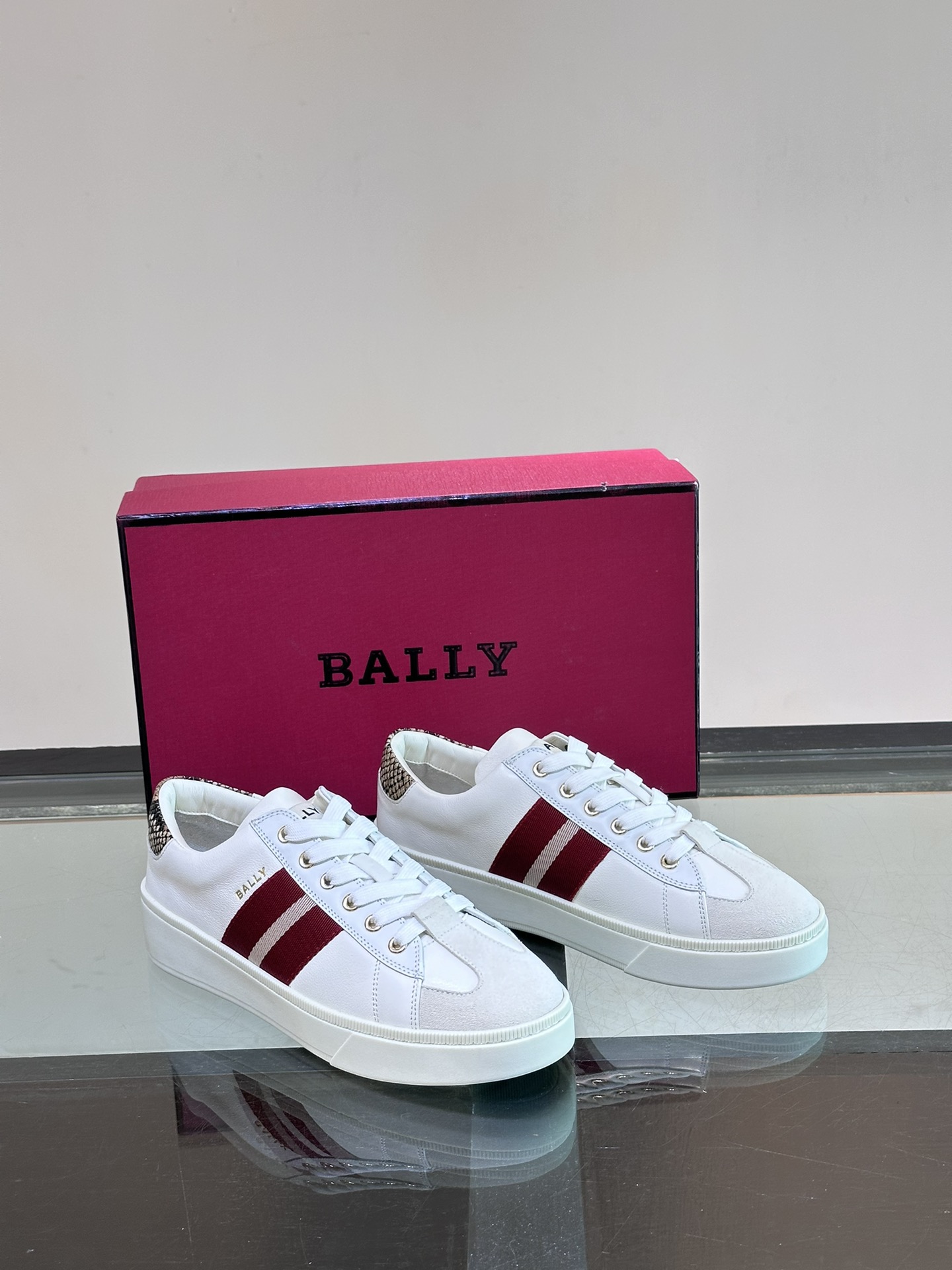 Bally/巴利新款男士休闲运动鞋采用小牛皮鞋面皮质质感细腻光滑有光泽内里是小牛皮可活动牛皮鞋垫后跟撞色