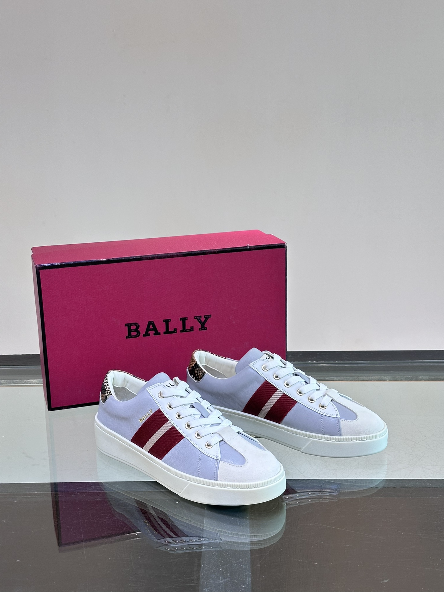 Bally/巴利新款男士休闲运动鞋采用小牛皮鞋面皮质质感细腻光滑有光泽内里是小牛皮可活动牛皮鞋垫后跟撞色