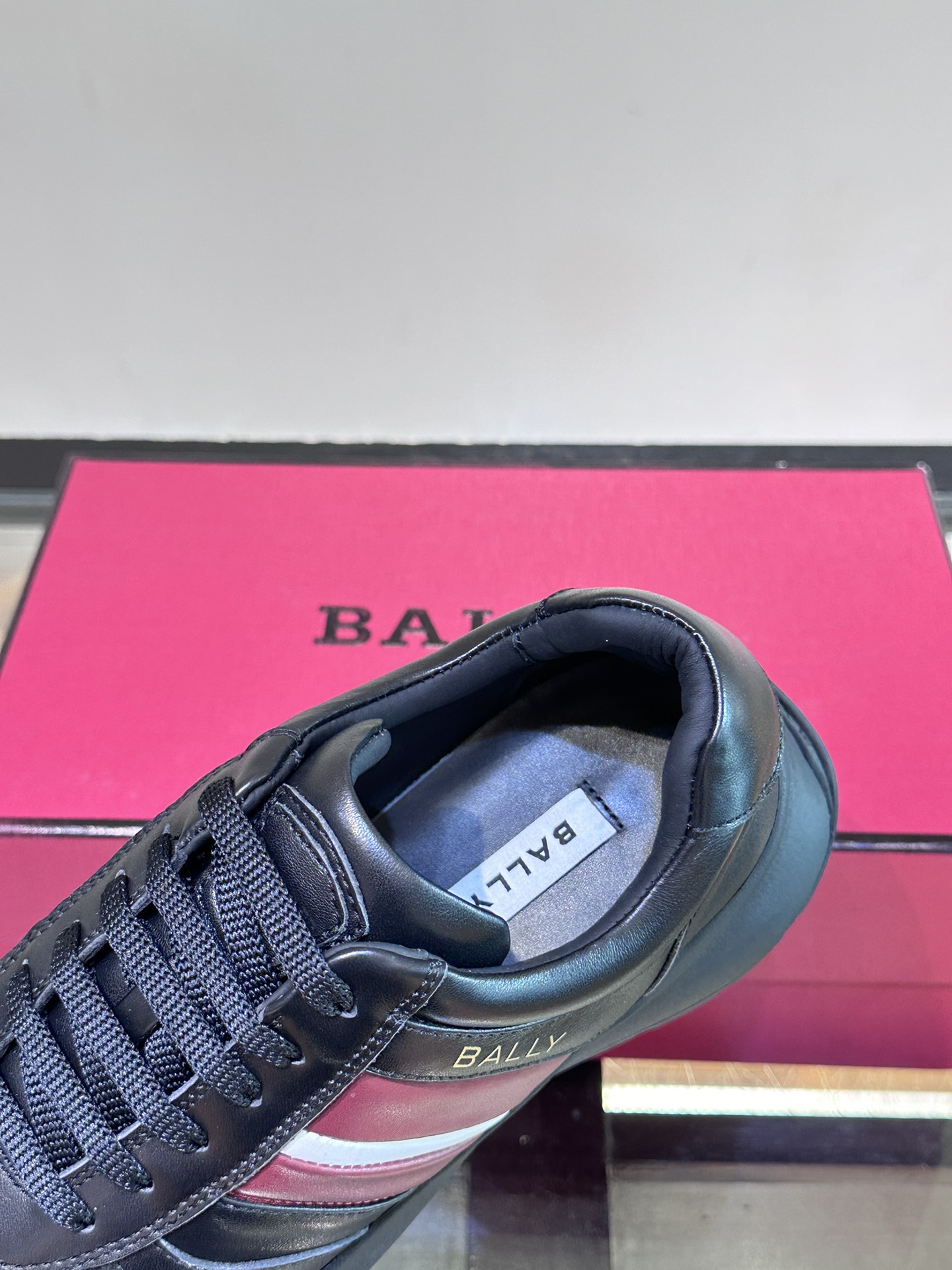 BALLY/巴利新款男士厚底皮革运动休闲鞋这款皮革运动鞋采用小牛皮拼接打造糅合优雅风范与创新设计两侧饰以