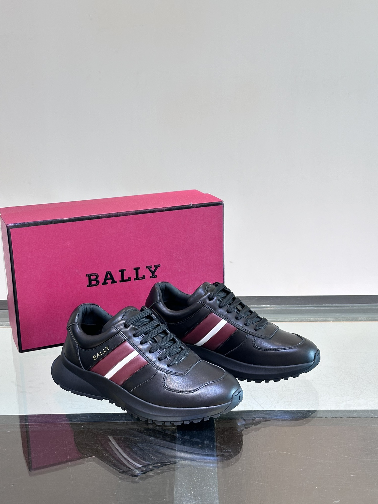 BALLY/巴利新款男士厚底皮革运动休闲鞋这款皮革运动鞋采用小牛皮拼接打造糅合优雅风范与创新设计两侧饰以