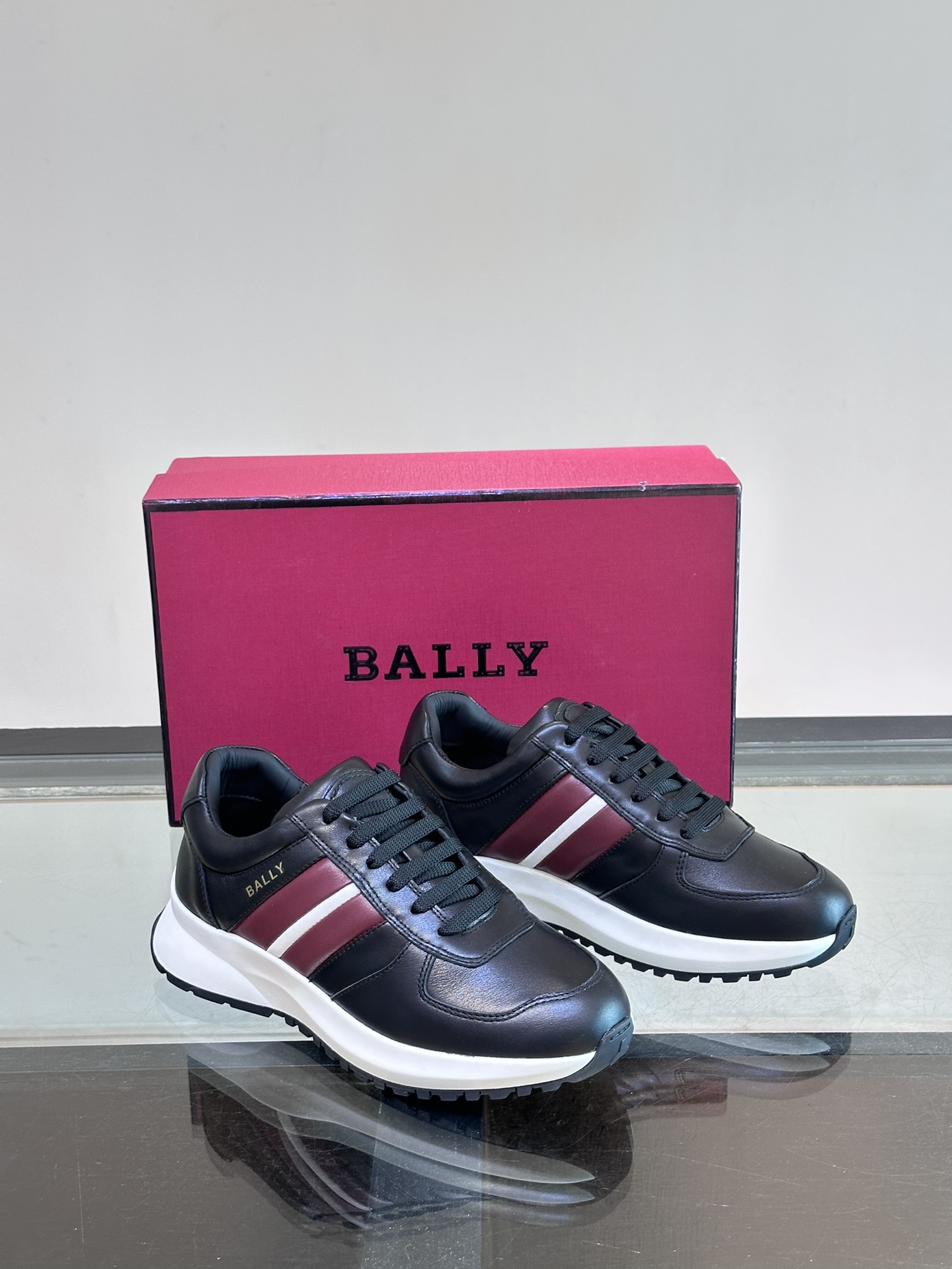 BALLY/巴利新款男士厚底皮革运动休闲鞋这款皮革运动鞋采用小牛皮拼接打造糅合优雅风范与创新设计两侧饰以