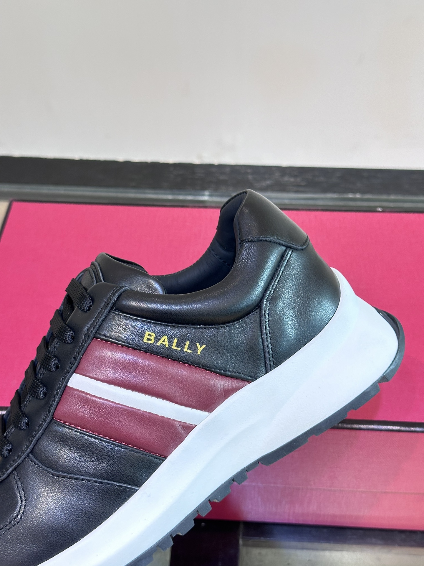 BALLY/巴利新款男士厚底皮革运动休闲鞋这款皮革运动鞋采用小牛皮拼接打造糅合优雅风范与创新设计两侧饰以