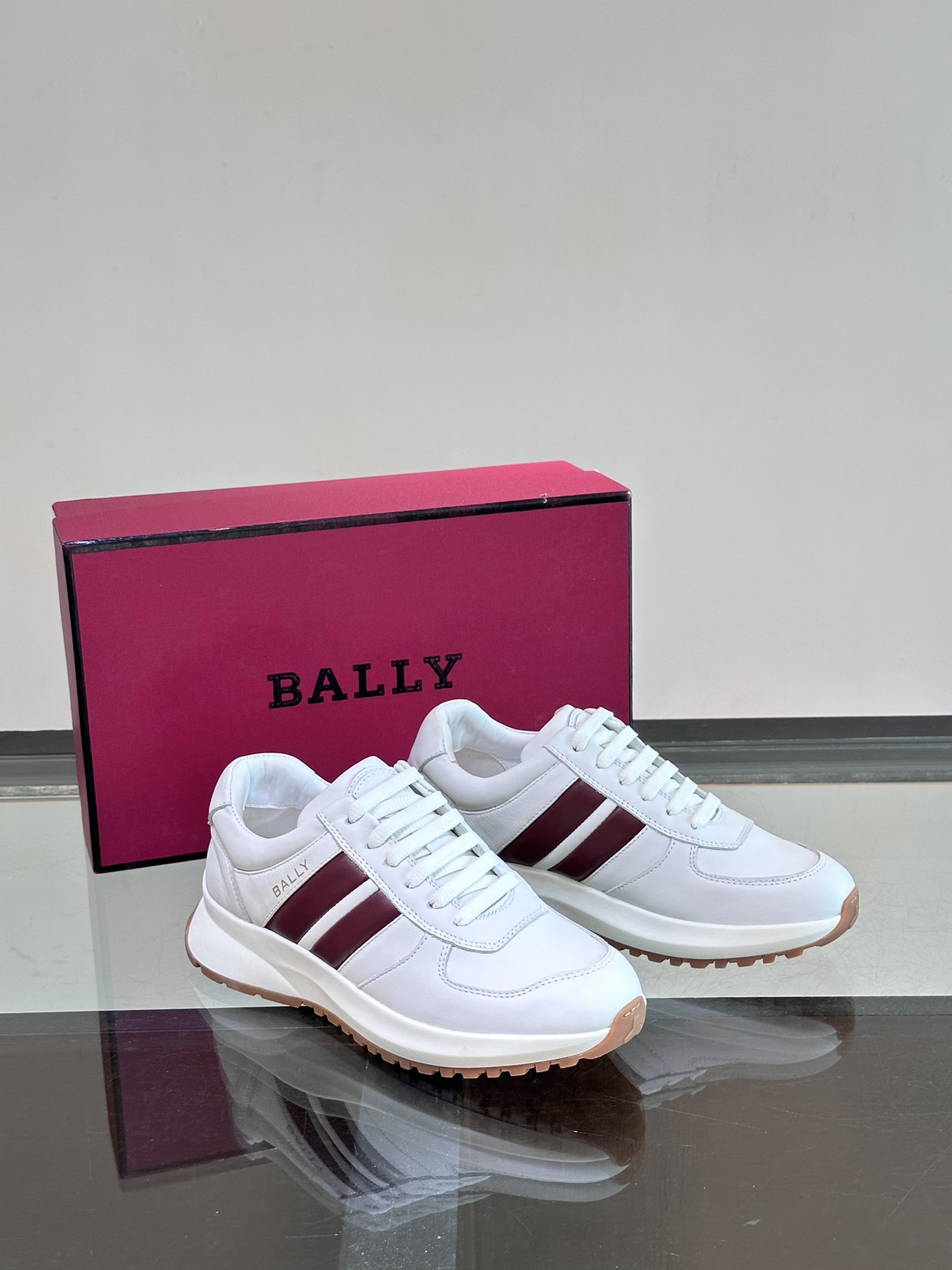 BALLY/巴利新款男士厚底皮革运动休闲鞋这款皮革运动鞋采用小牛皮拼接打造糅合优雅风范与创新设计两侧饰以