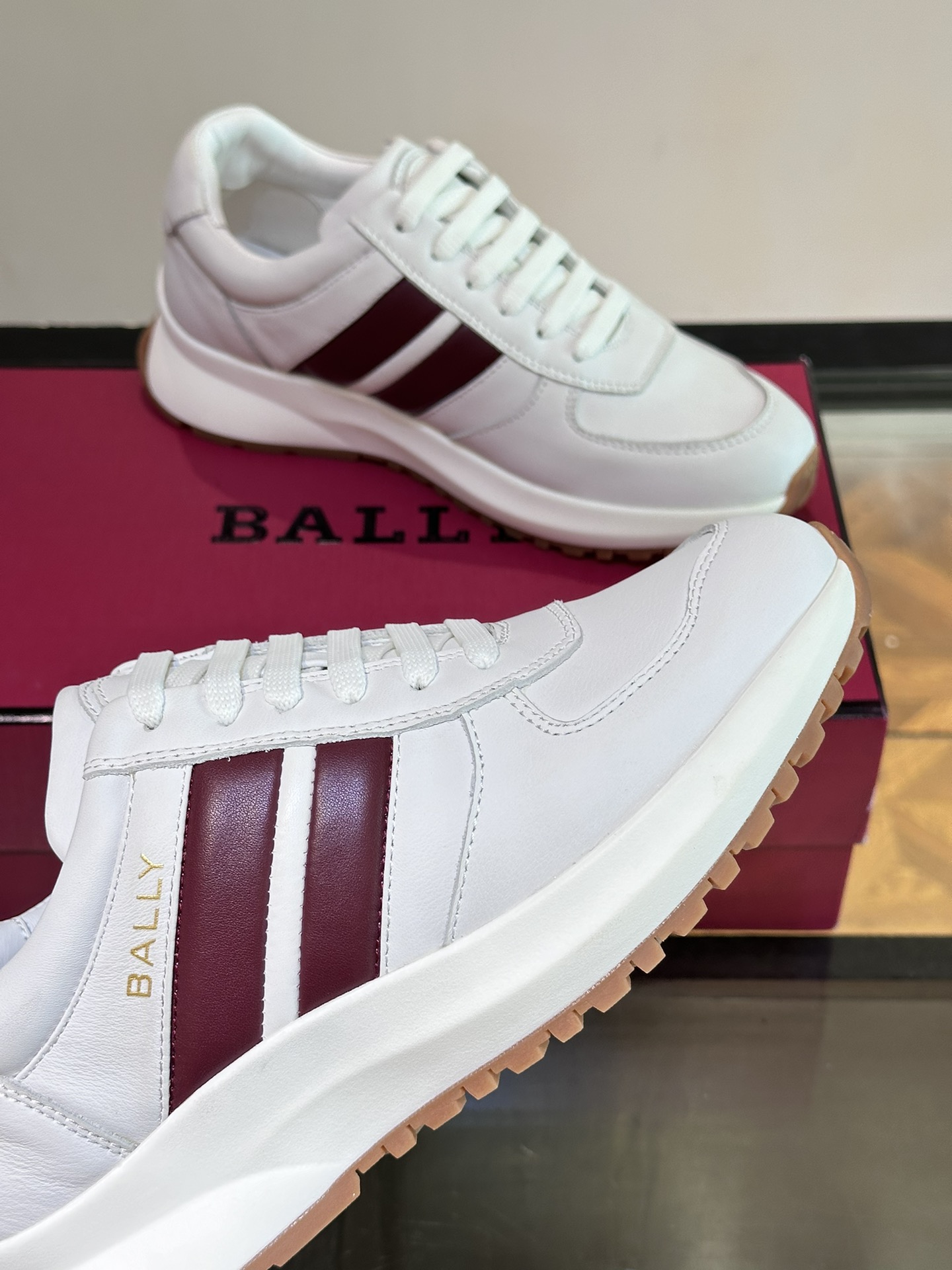 BALLY/巴利新款男士厚底皮革运动休闲鞋这款皮革运动鞋采用小牛皮拼接打造糅合优雅风范与创新设计两侧饰以