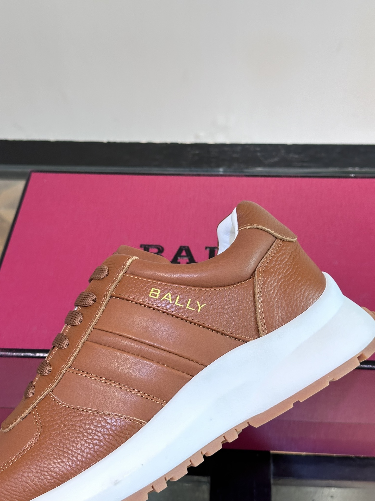 BALLY/巴利新款男士厚底皮革运动休闲鞋这款皮革运动鞋采用小牛皮拼接打造糅合优雅风范与创新设计两侧饰以